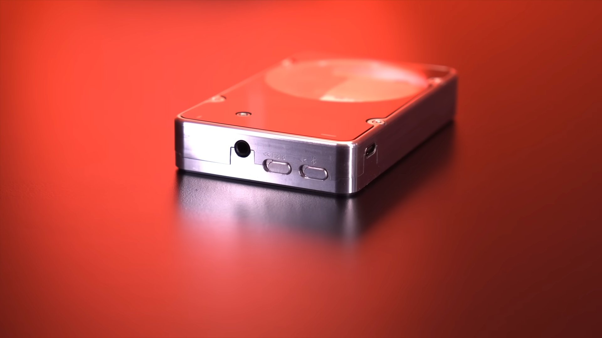 La prise 3,5 mm reste présente, mais elle préfère les fiches TRS classiques, les TRRS à micro lui donnent des sueurs froides. © Macho Nacho Productions/YouTube