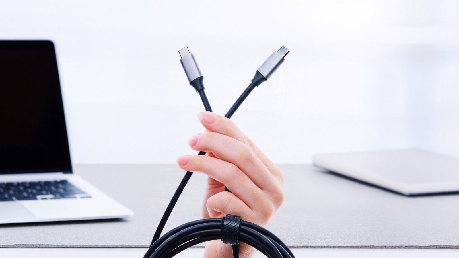 Un câble USB4 Type-C de 9 mètres pourra servir aussi bien aux salles de réunion et aux installations audiovisuelles qu'aux configurations déportées. ©Alexander Sobol x Shutterstock
