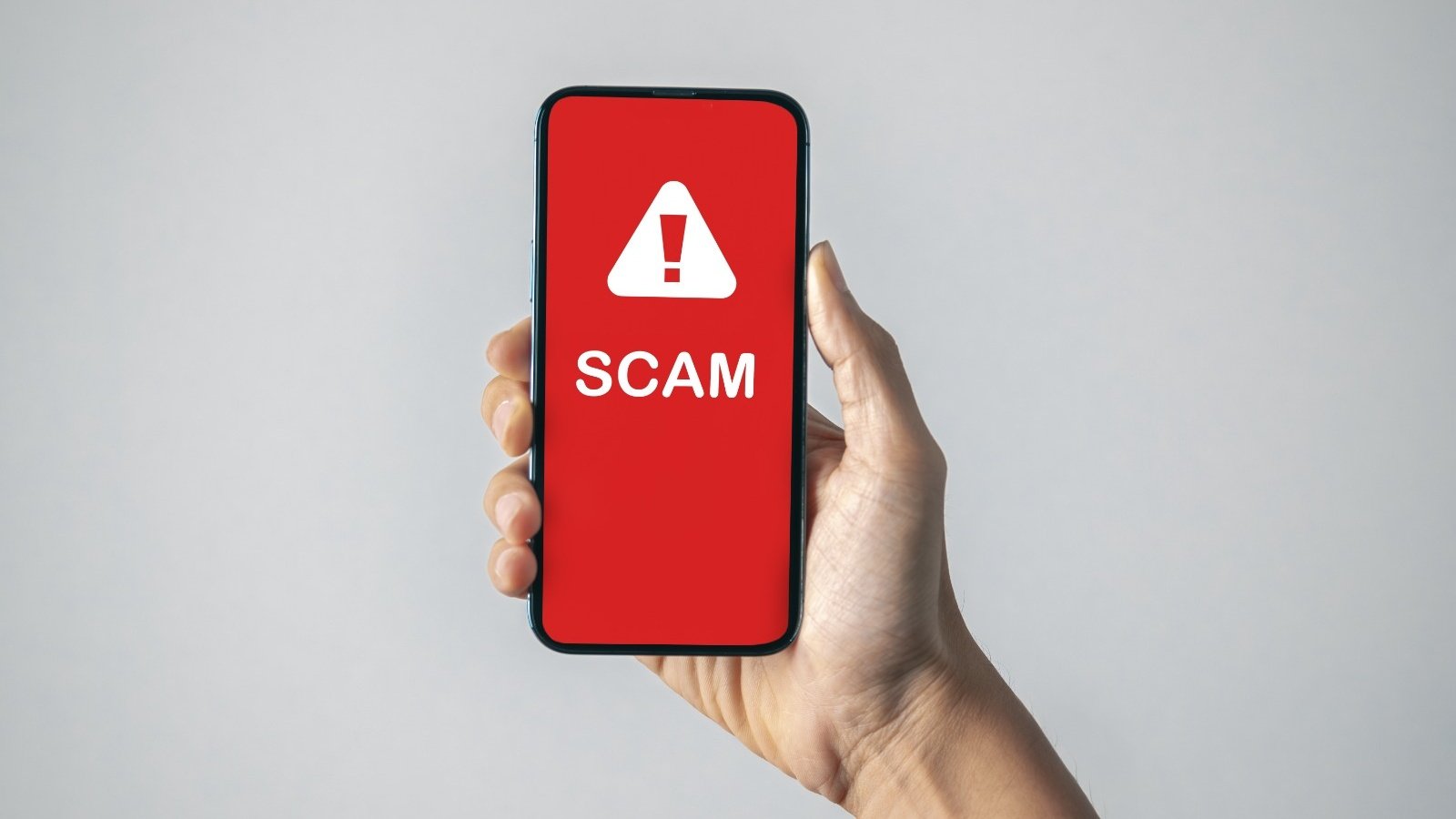 Selon la Cour de cassation, si un client valide une opération sous la manipulation d'un escroc qui se présente comme un conseiller bancaire, il ne commet pas automatiquement une négligence grave - ©Kitinut Jinapuck / Shutterstock