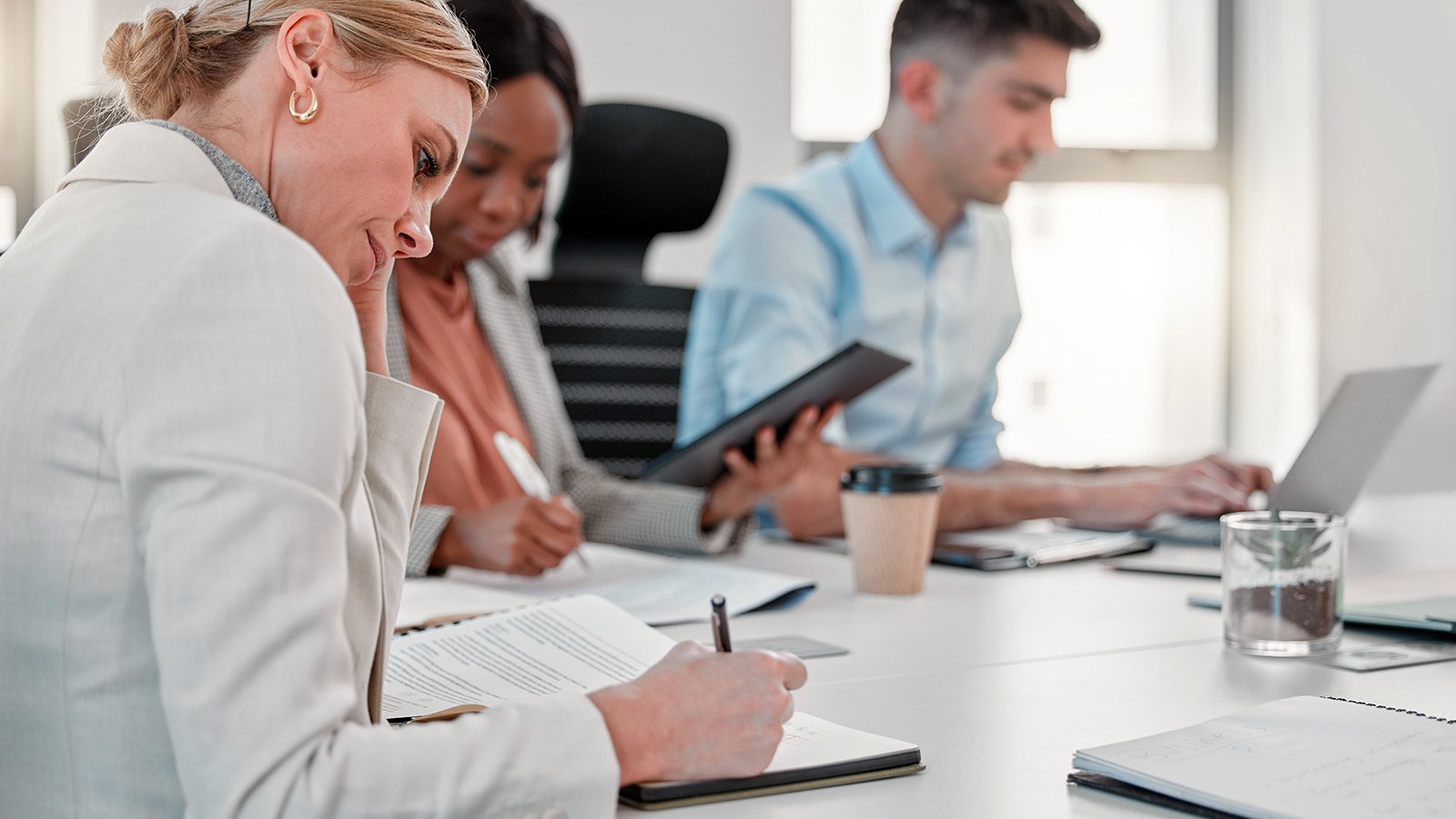 Souvent, les réponses reposent sur des notes incomplètes, ce qui multiplie les malentendus. © Shutterstock