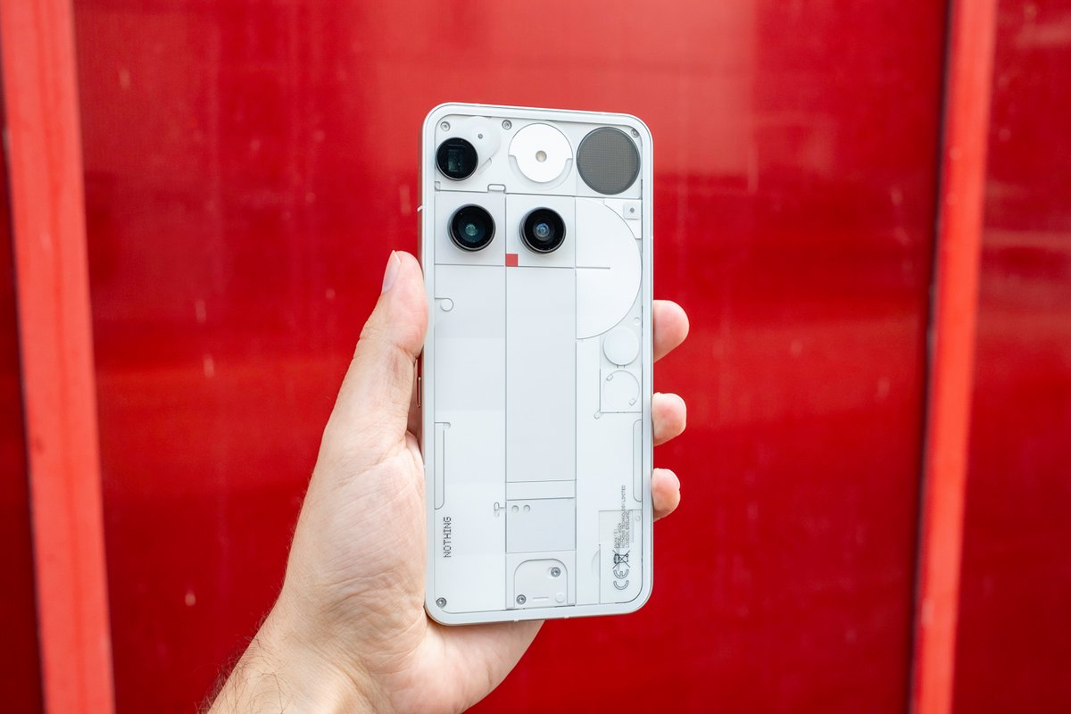 Difficile de le décrire autrement : le Nothing Phone (3) est chelou. ©Pierre Crochart pour Clubic.com