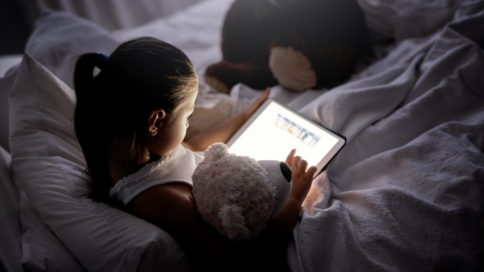L'usage des réseaux sociaux retarde systématiquement l'heure du coucher - ©PeopleImages / Shutterstcok