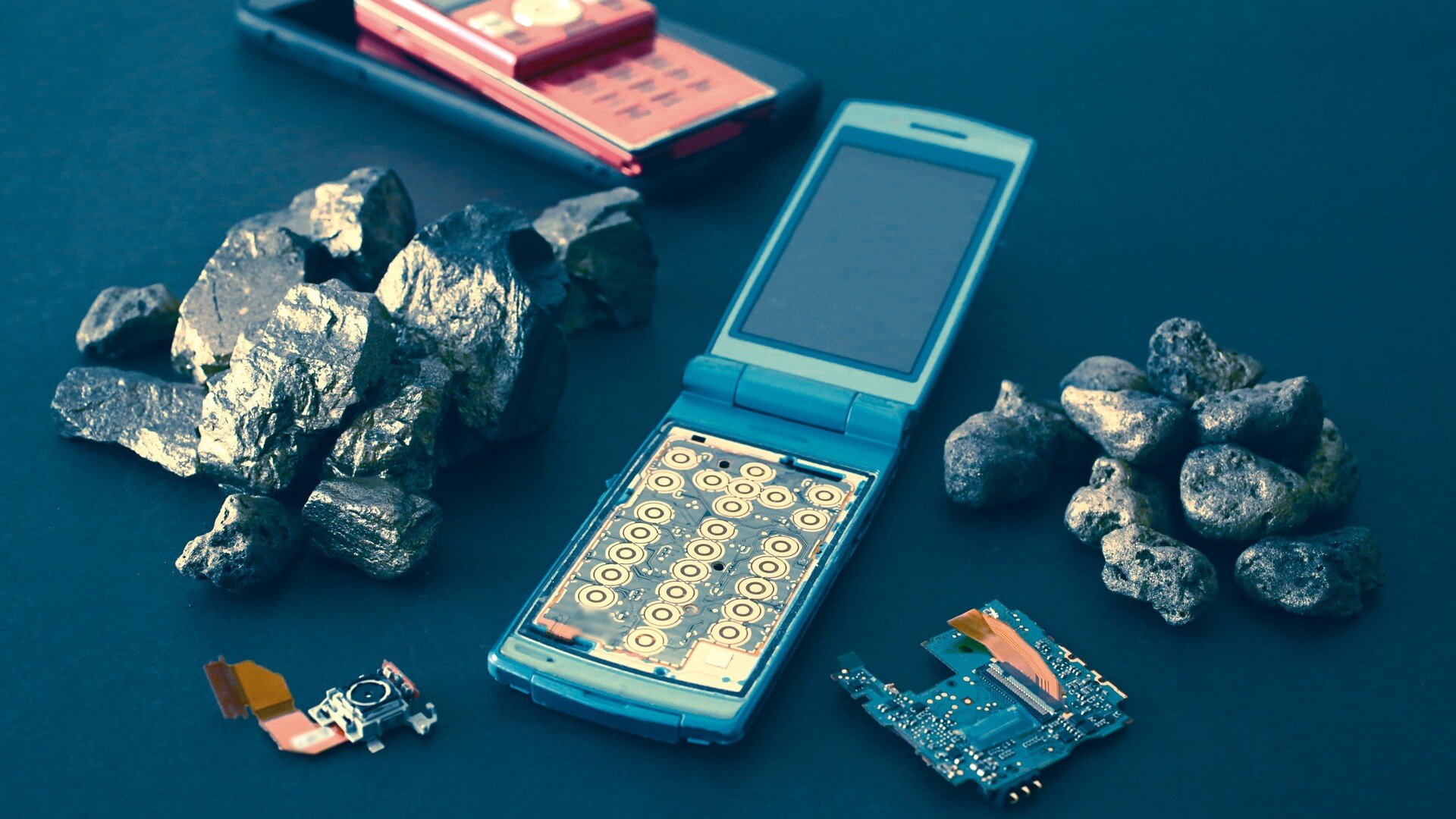 Plus de 266 kg de matières premières sont nécessaires pour fabriquer un seul smartphone de 200 grammes. Back Market entend dénoncer ça avec sa carte interactive. © zepp1969 / Shutterstock