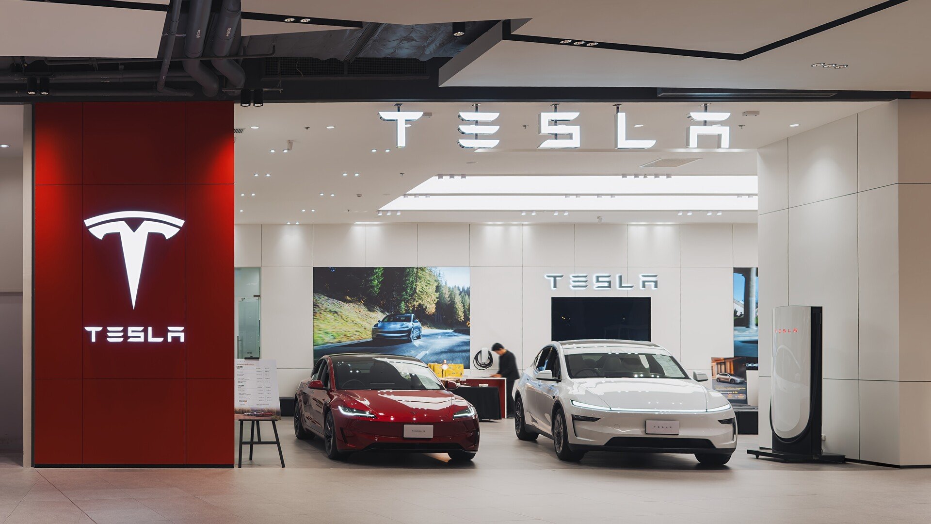 Un showroom Tesla, avec plusieurs modèles exposés dont une Model 3. © Alexandre Boero / Clubic