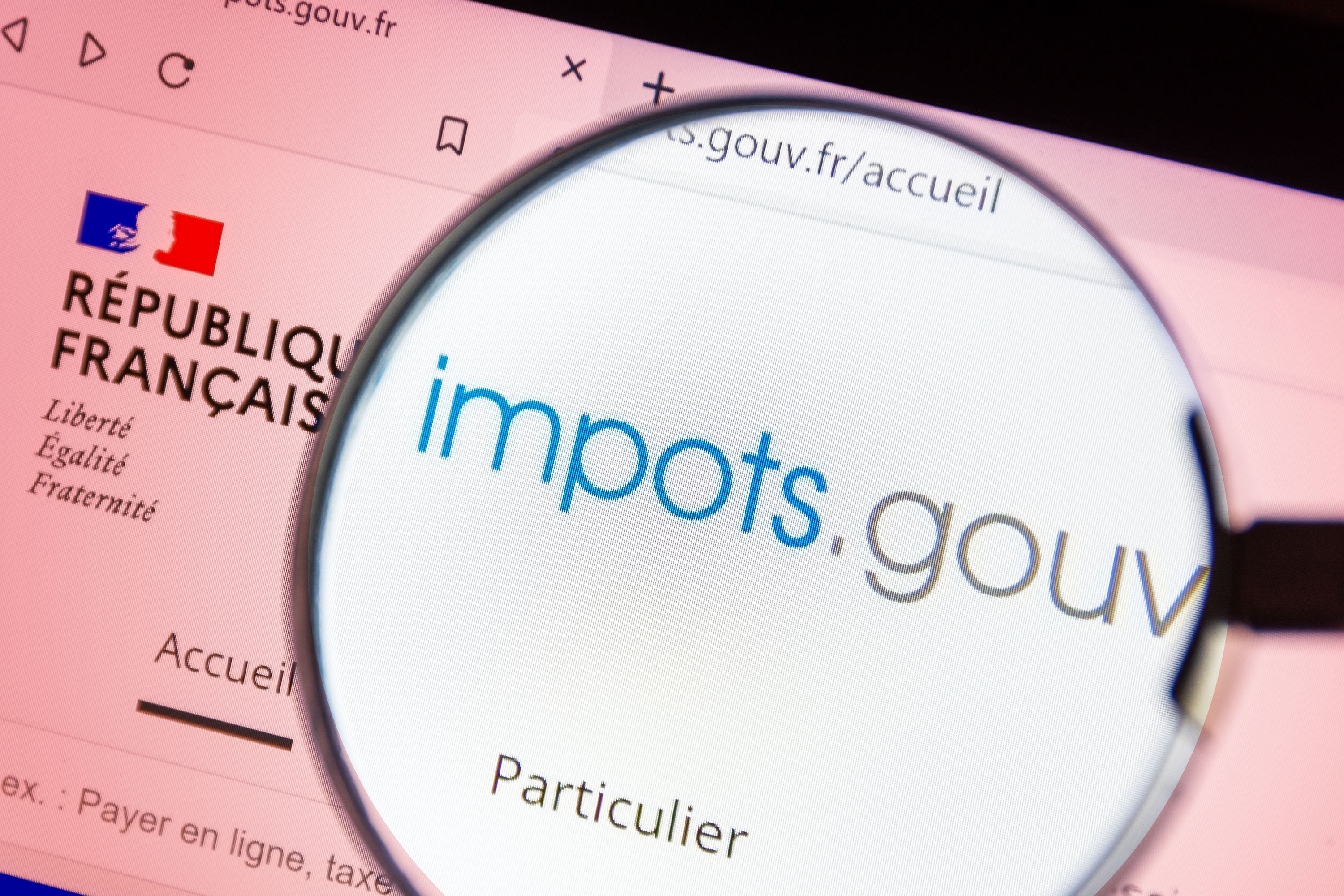 Travailleurs indépendants, commerçants, professions libérales, propriétaires percevant des revenus locatifs, attention © HJBC / Shutterstock