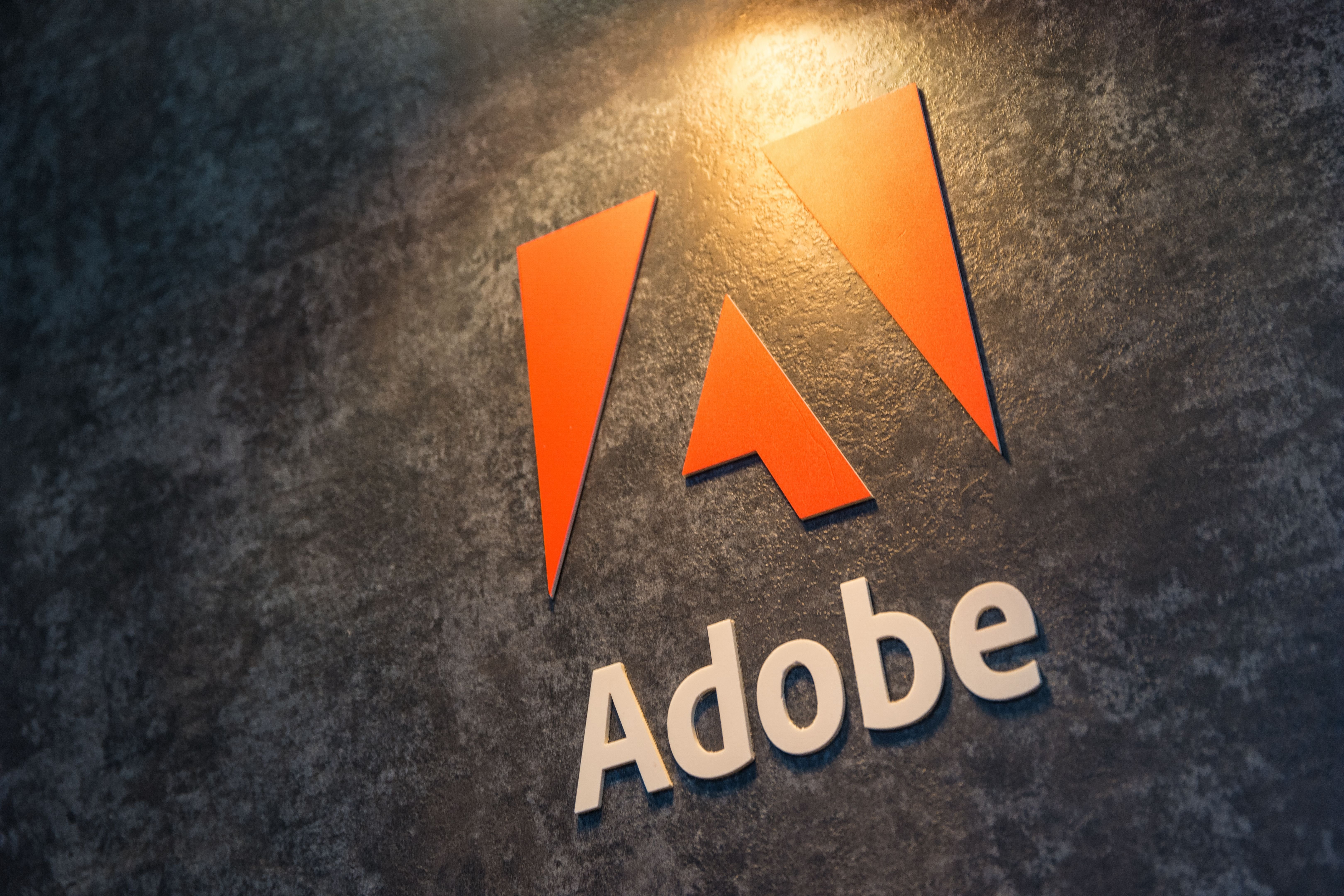 Le logo d'Adobe affiché sur un mur © r.classen / Shutterstock