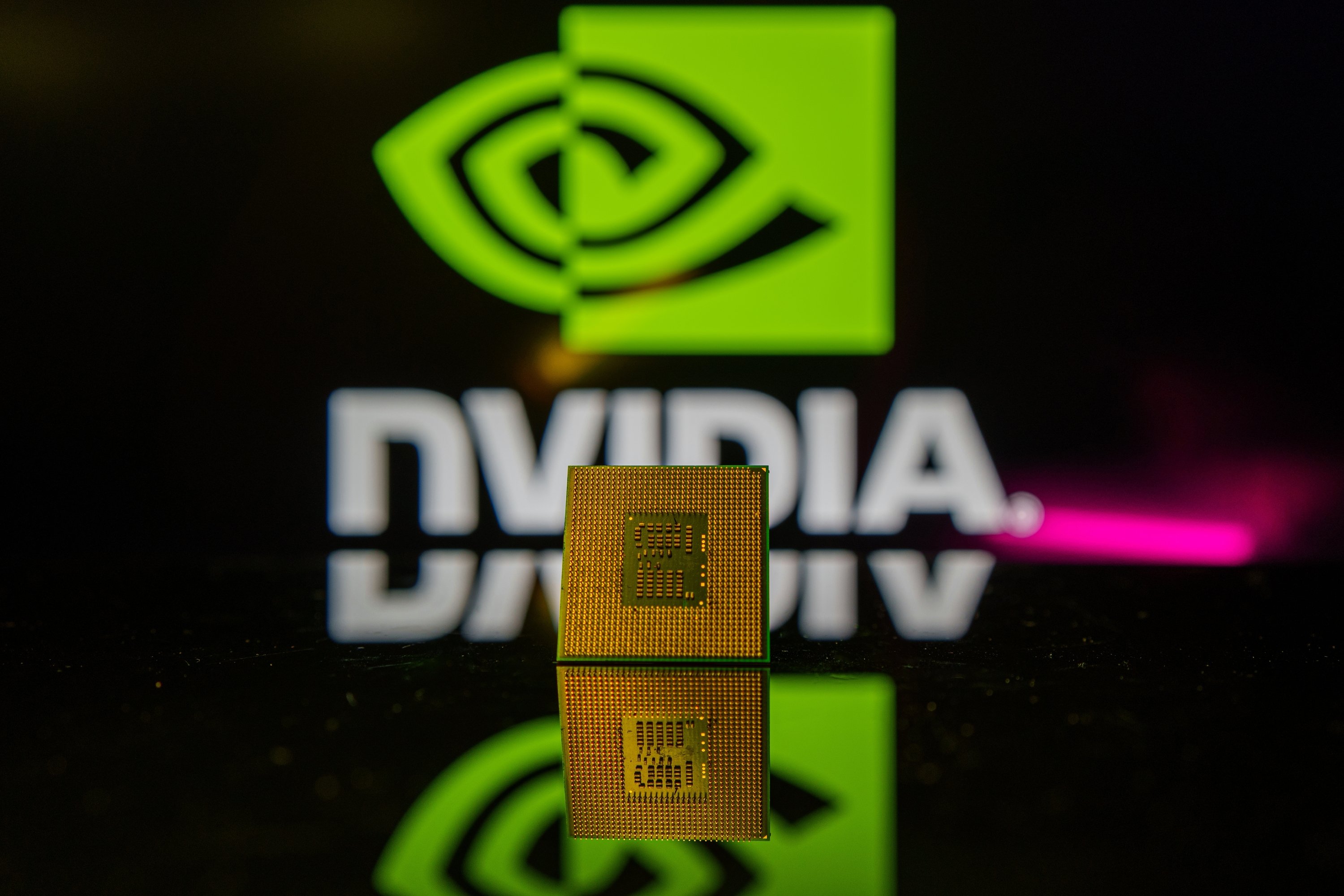 Microprocesseur GPU avec logo Nvidia en arrière-plan © Rokas Tenys / Shutterstock