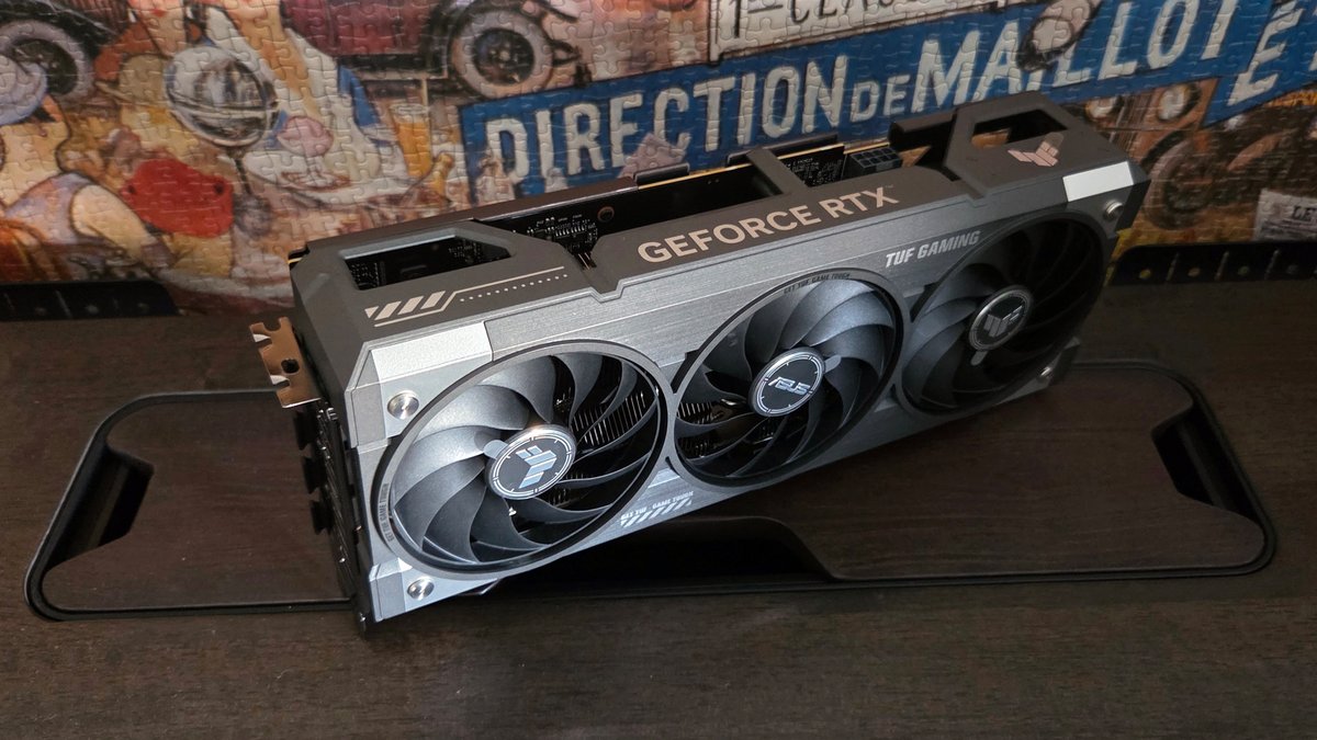 ASUS reste fidèle au design TUF Gaming... 30 centimètres de long donc ! ©Nerces pour Clubic