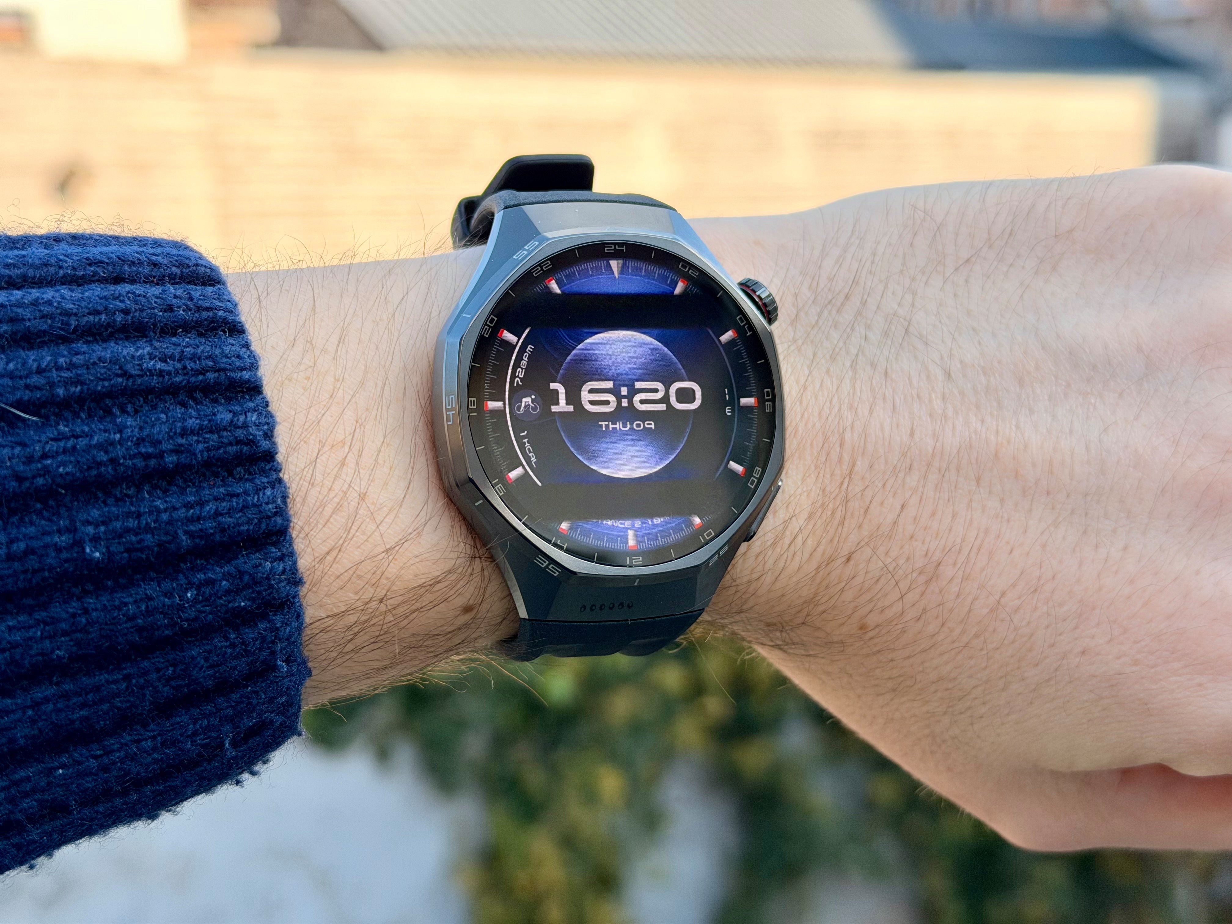 Une montre imposante mais à la fabrication impeccable ©Mathieu Grumiaux pour Clubic