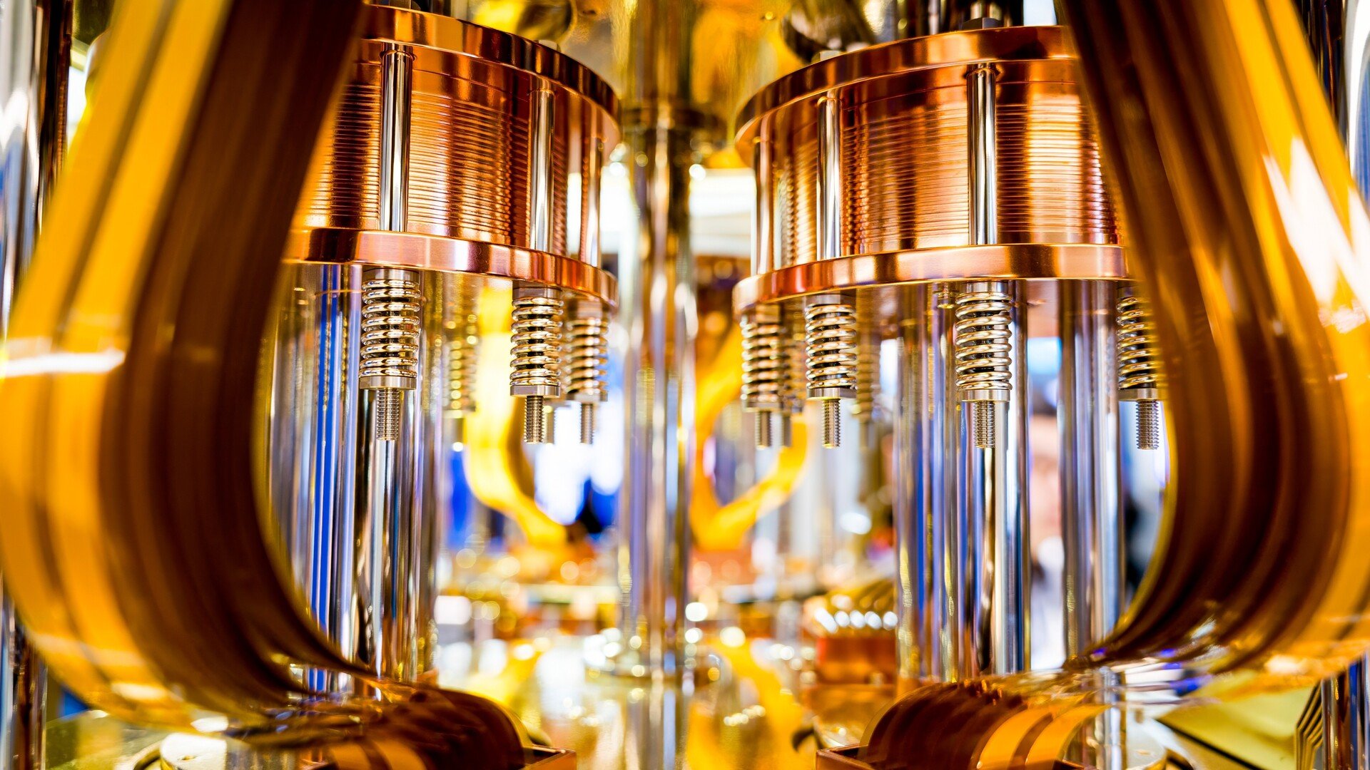 Ce "chandelier" de cuivre doré, avec ses étages de refroidissement en cascade, est le cœur d'un ordinateur quantique : c'est justement la puissance de calcul qu'il abrite qui inquiète le G7 pour l'avenir de nos données chiffrées. © davide bonaldo / Shutterstock