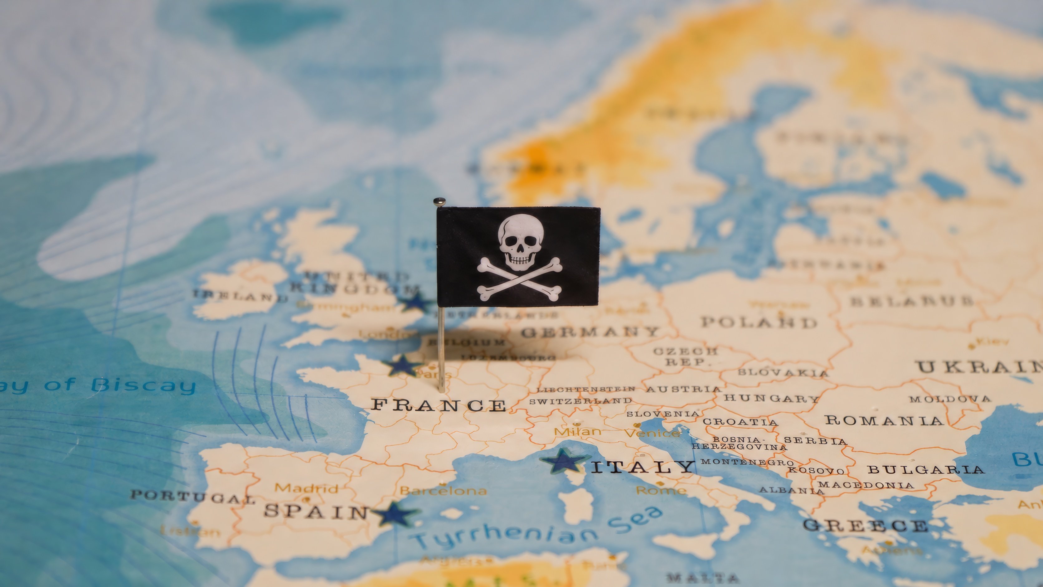 Habitué à obtenir gain de cause dans sa lutte contre le piratage sportif, Canal+ vient cette fois d’essuyer un rare revers judiciaire face à Cloudflare. © Hyotographics / Clubic