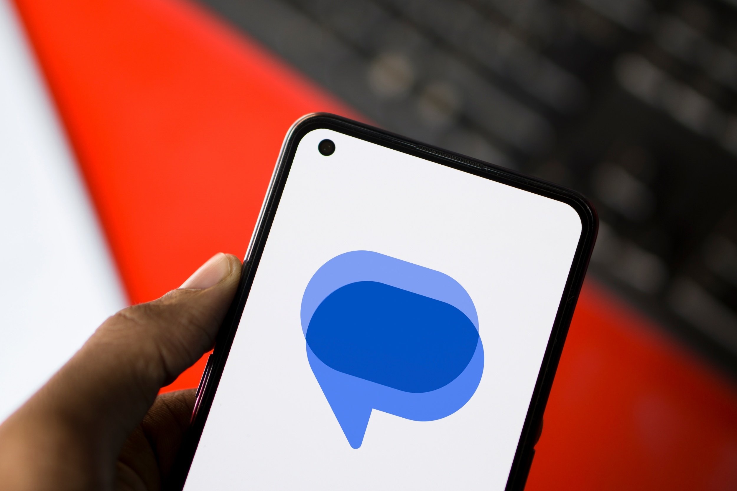 Après une transition amorcée depuis plusieurs années, Google Messages va définitivement remplacer la messagerie de Samsung © Mojahid Mottakin / Shutterstock