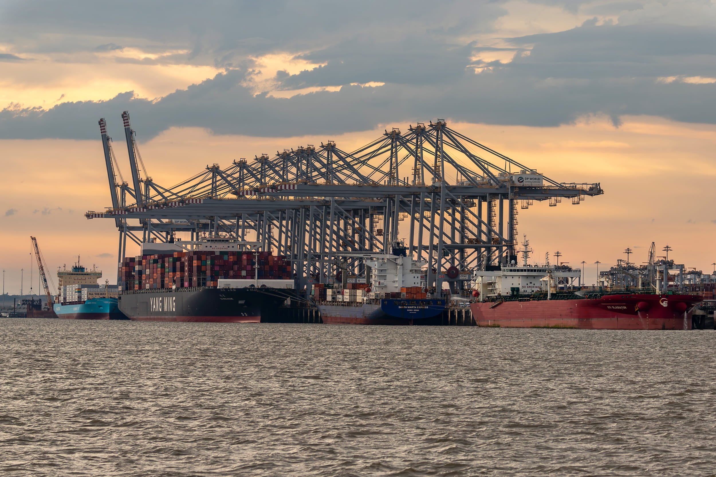 DP World London Gateway Port sur la Tamise au coucher du soleil © Kev Gregory / Shutterstock.com