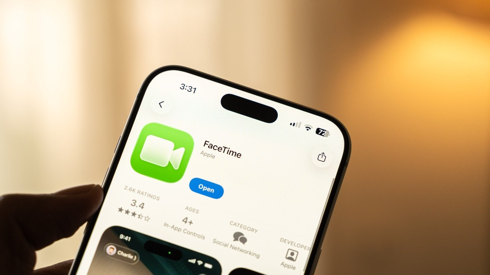 Le correspondant réclame une « vérification supplémentaire » et invite à poursuivre la conversation audio vers FaceTime. Les victimes partagent alors leur écran pendant qu'elles se connectent à leur espace bancaire en ligne - ©Stockinq / Shutterstock