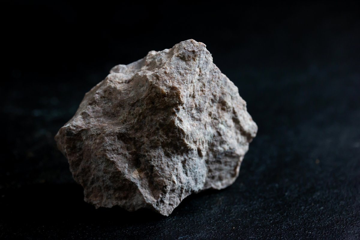 La kaolinite est l'un des minéraux les plus courants et les plus importants de la famille des argiles ; elle reste souvent sous forme de blocs compacts car ses cristaux sont très bien empilés. © Sakdinon Kadchiangsaen / Shutterstock