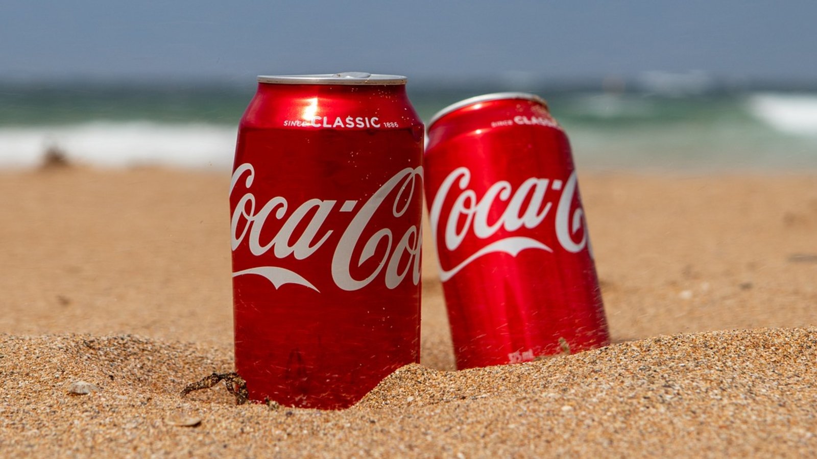 Vous aurez plus de chance de voir des canettes Coca-Cola sur la plage cet été que sur Facebook (© Pixabay)