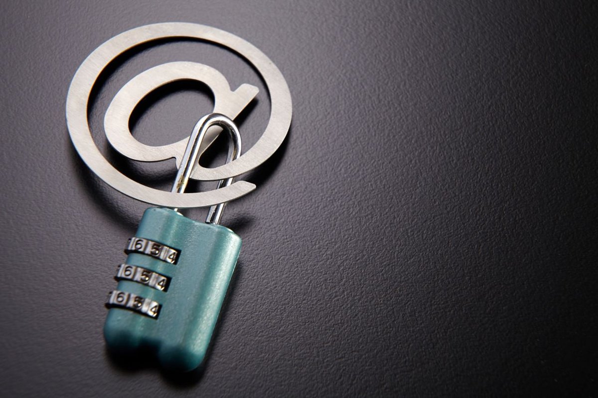 Le protocole SMTP, qui régit l'envoi d'e-mails depuis les années 1980, n'intègre aucun mécanisme de vérification d'identité par défaut - ©focal point / Shutterstock