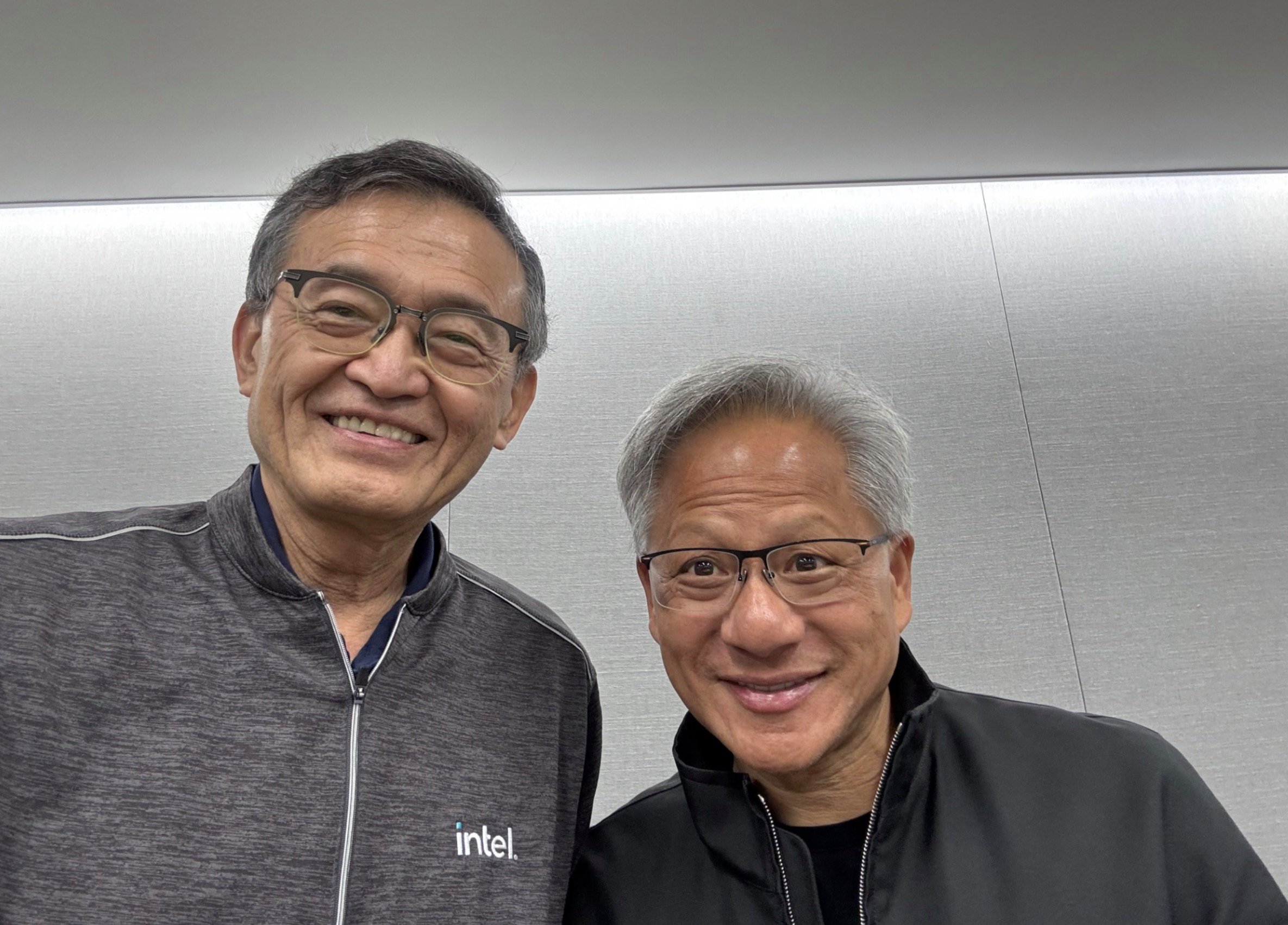 Lip-Bu Tan et Jensen Huang posent après l'annonce du partenariat Intel/NVIDIA. ©Intel