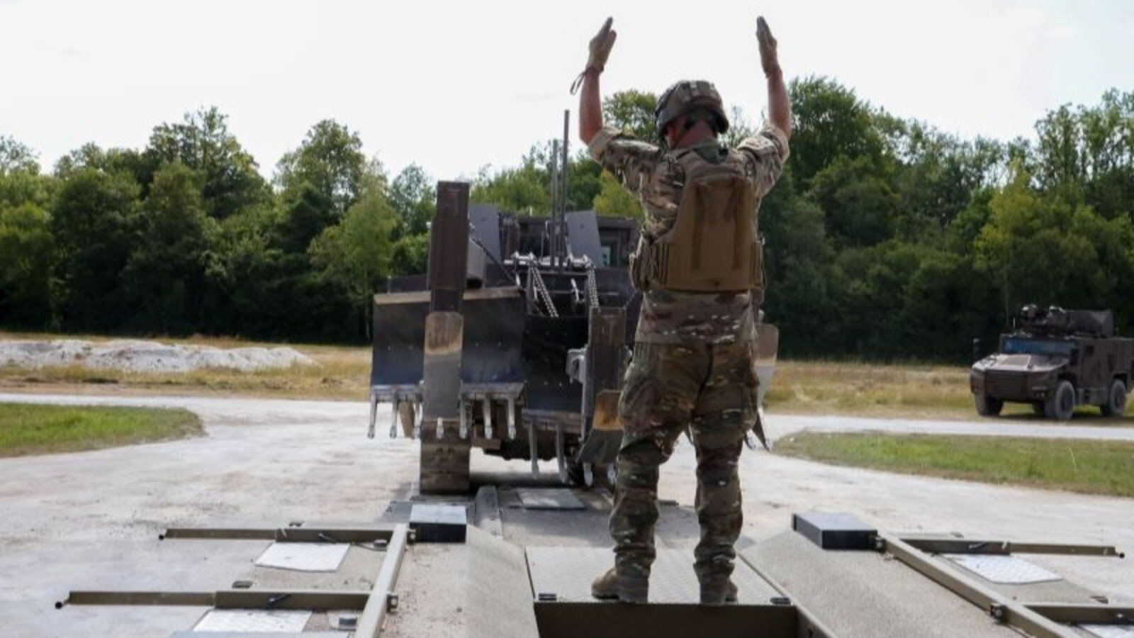 Un militaire guide l’EBMZ lors d’une manœuvre de chargement sur sa remorque. © Antoine Siffroi / STAT /Défense