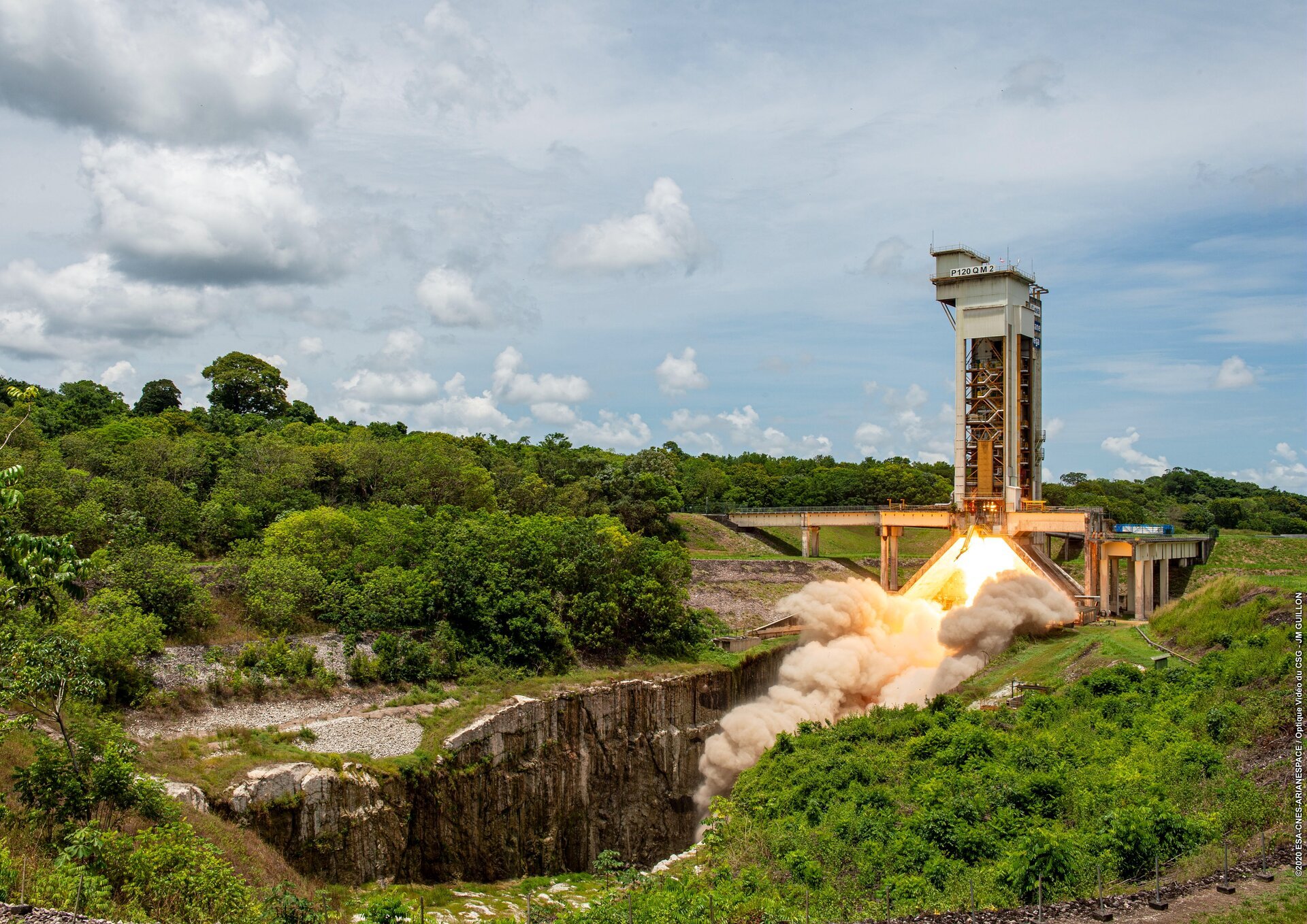 Le booster P120C qui constituerait le premier étage de cette "mini-Vega" a été testé plusieurs fois en Guyane (y compris sur Vega-C) © ESA / CNES / CSG / Arianespace / JM Guillon