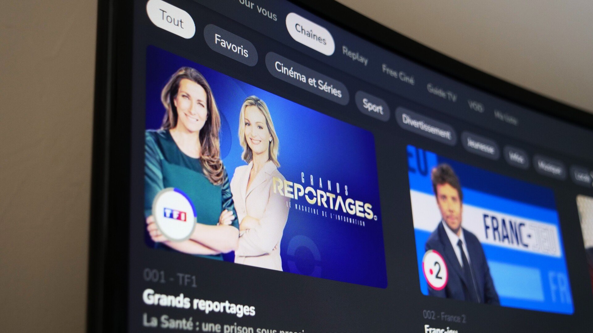 TF1, France 2… Les chaînes gratuites de la TNT restent accessibles par d'autres moyens que l'antenne râteau, comme les box internet, aujourd'hui le mode de réception le plus répandu en France. © Alexandre Boero / Clubic