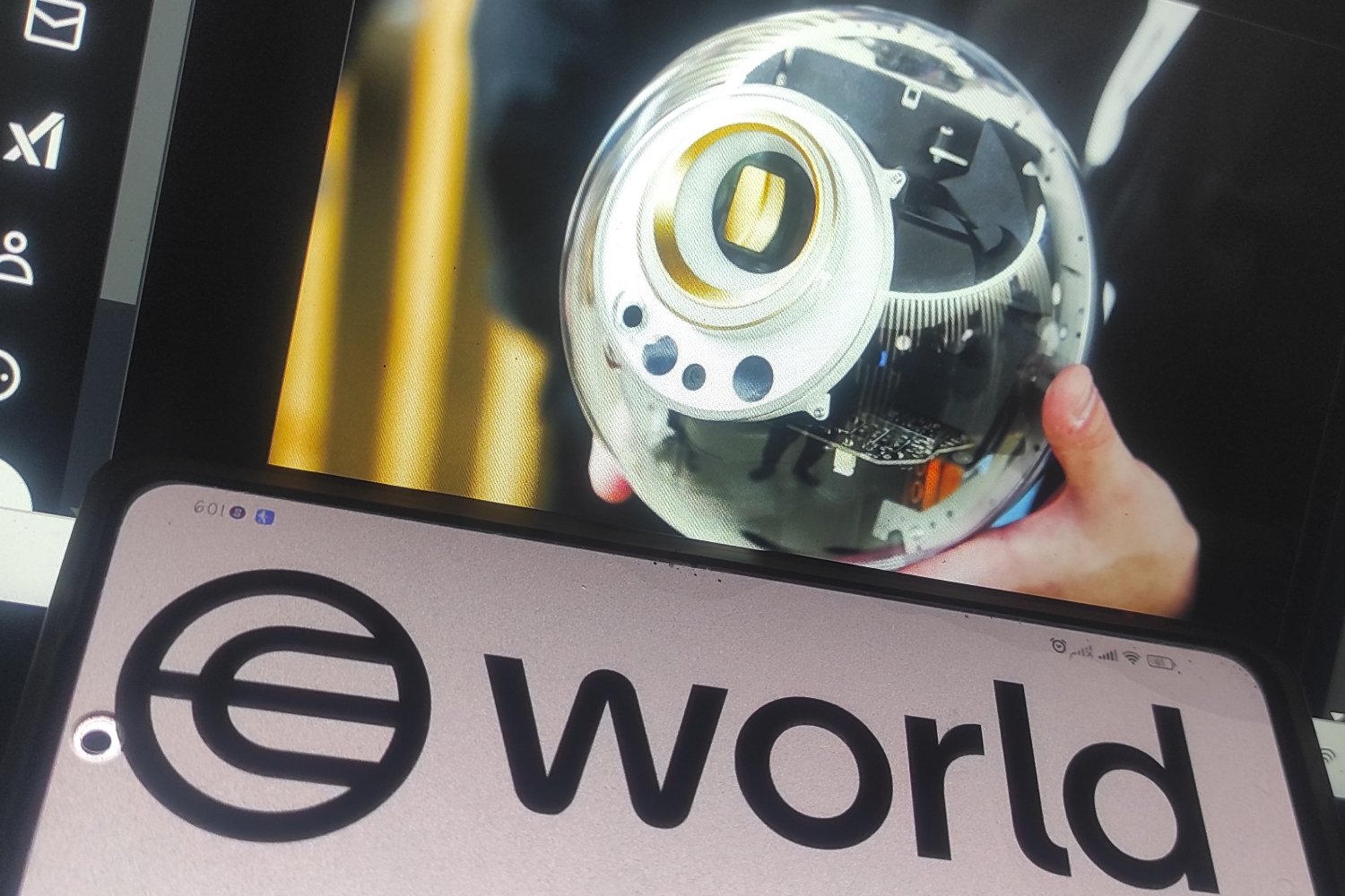 L'autre start-up de Sam Altman, World, ambitionne d'identifier les humains grâce à ses « Orbs ». © Iljanaresvara Studio / Shutterstock