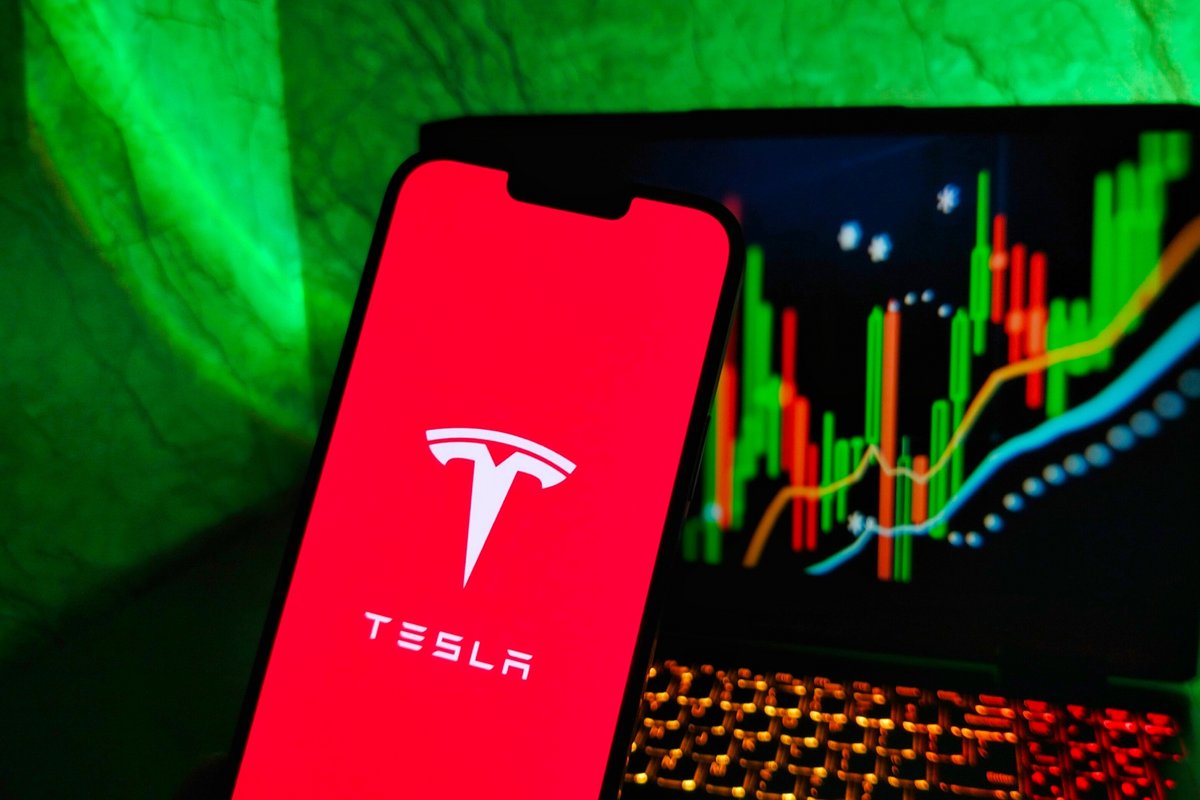 Tesla accélère ses efforts dans les puces IA. ©Stock all / Shutterstock