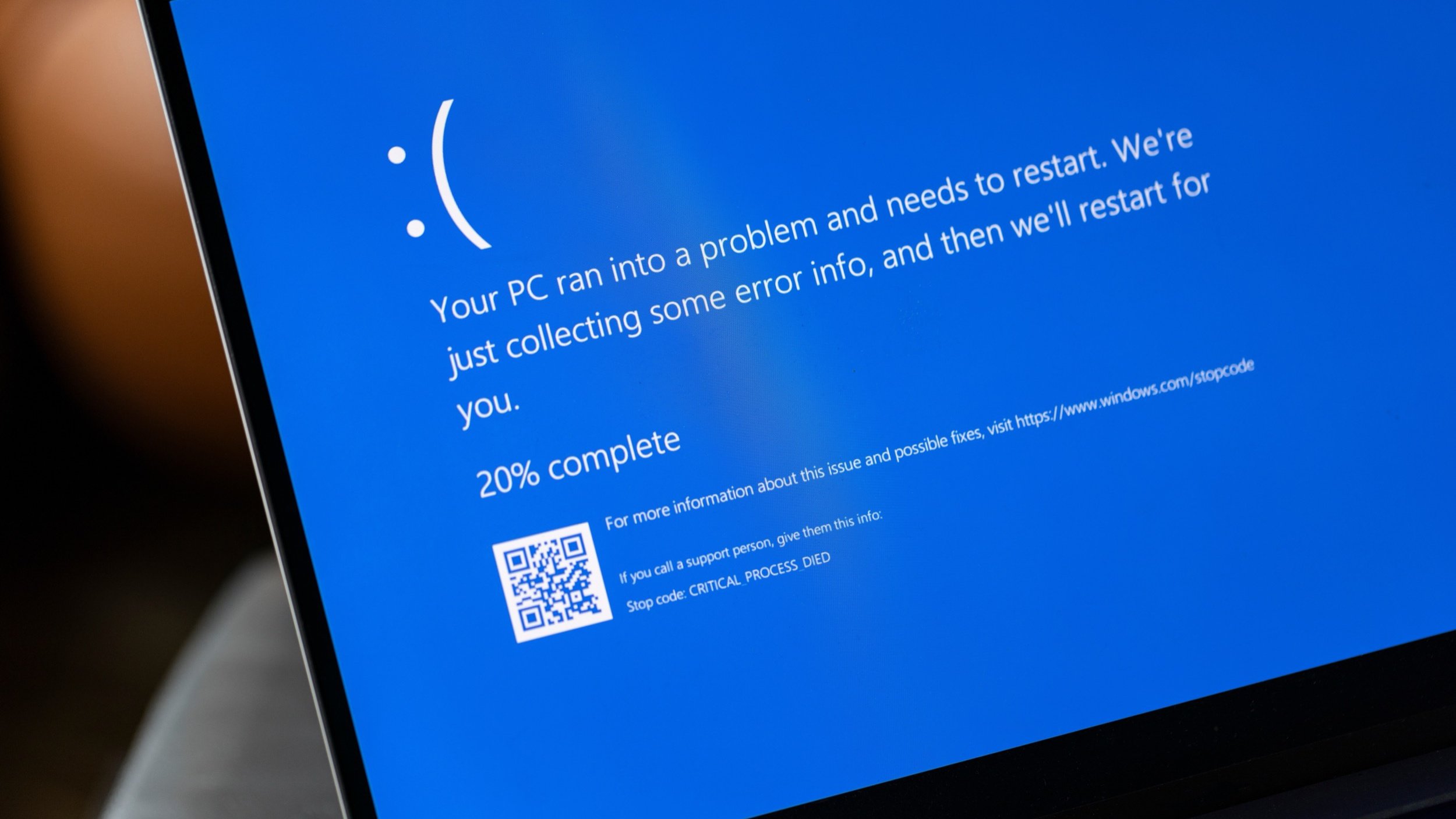 Windows 11 plante au démarrage : comment se sortir d’un BSOD sans faire n’importe quoi. © Lea Rae / Shutterstock