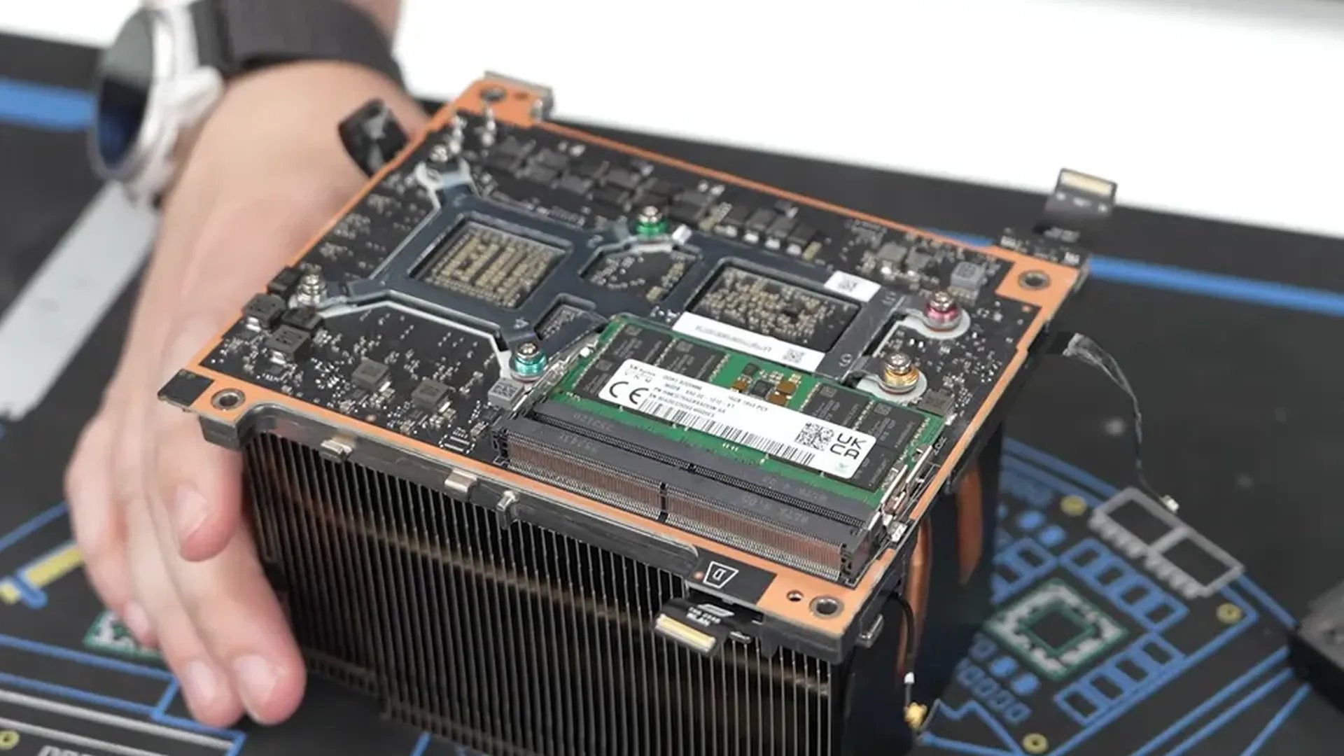 Alors, vaut-il mieux une ou deux barrettes de SO-DIMM sur la Steam Machine ? © Gamers Nexus