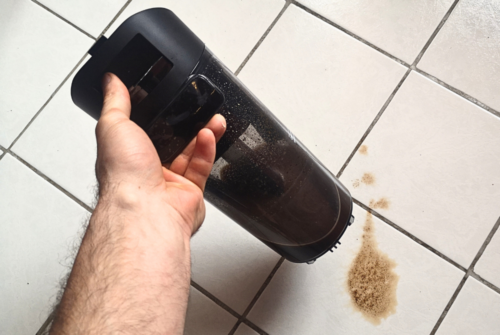 Le bac des eaux usés est un nid à mauvaises odeurs © Clubic