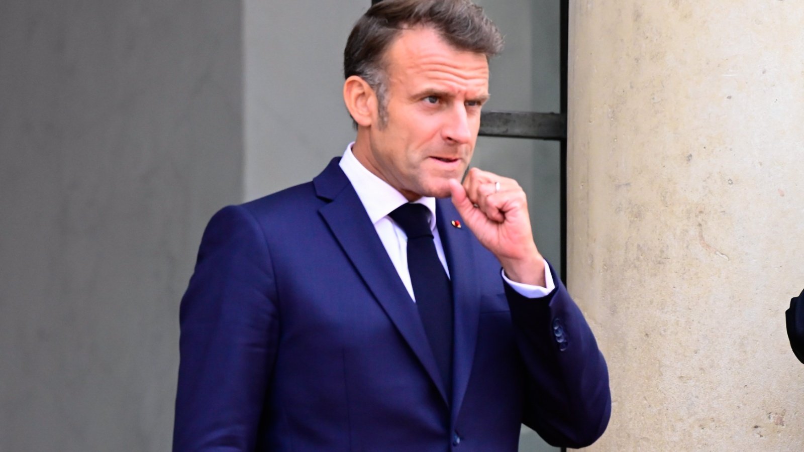 Autour du chef de l’État, les participants devaient examiner les risques de cette technologie pour les administrations et les entreprises, puis arrêter les priorités de la France à l’échelle nationale et européenne - ©Federico Pestellini /Shutterstock
