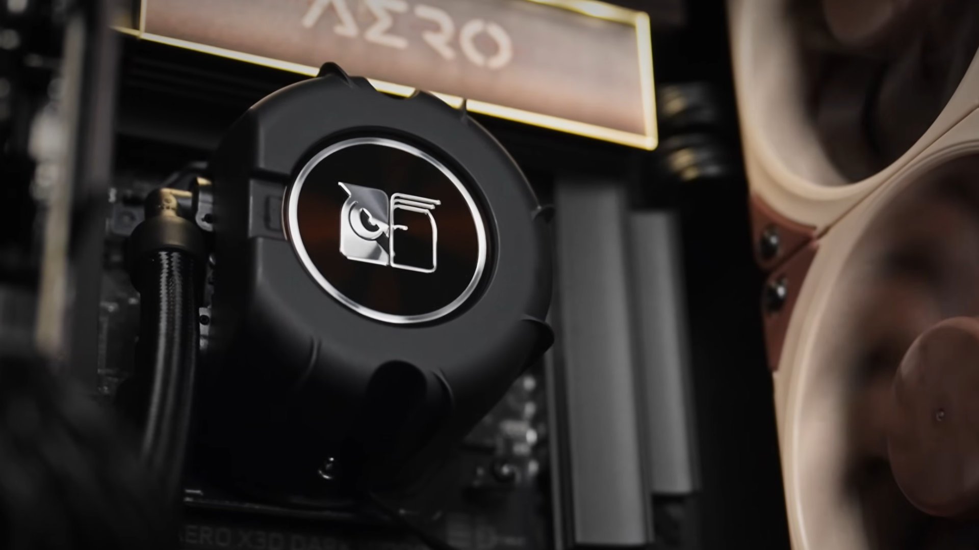 La petite plaque avec le logo Noctua est à coller, si on le souhaite. © Nerces pour Clubic
