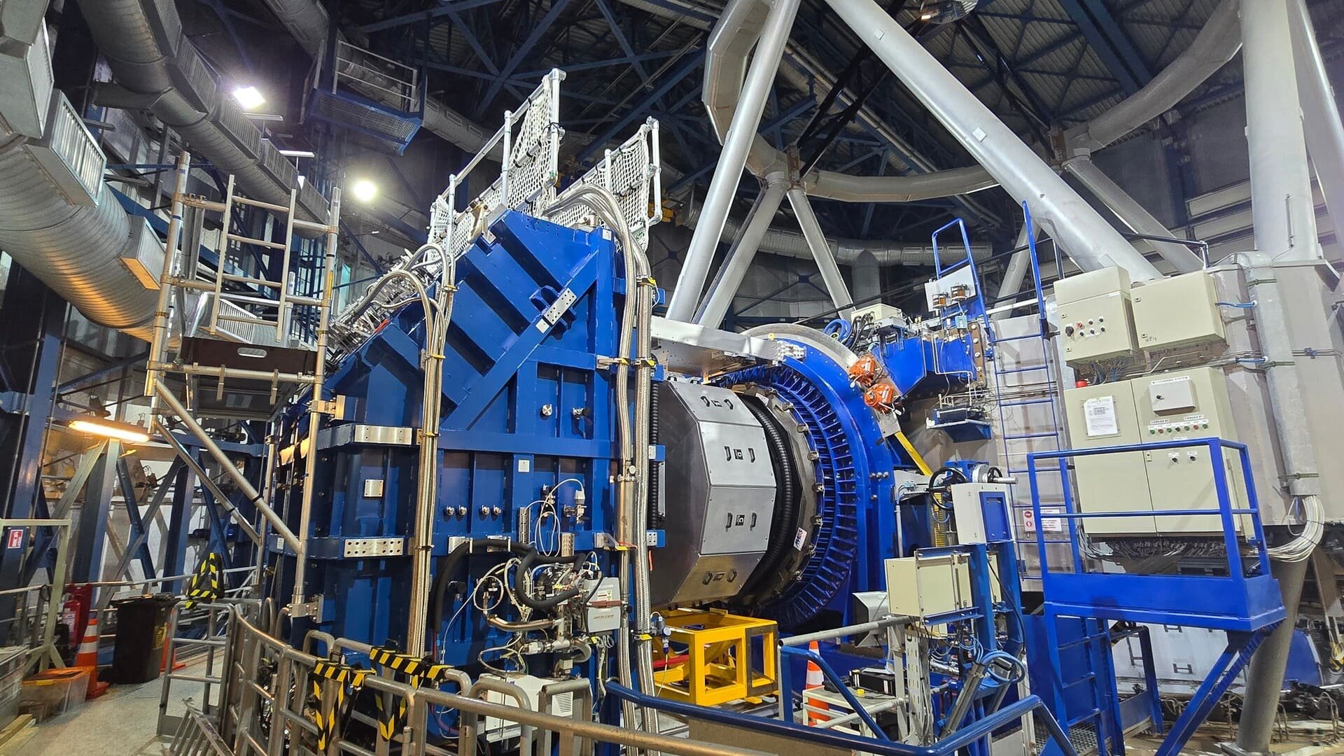 Le nouvel instrument MOONS, fraîchement installé sur l'un des télescopes du VLT, au Chili. Ses spectrographes et son imposant cryostat viennent de réaliser leurs toutes premières observations. © UK ATC/M. Black