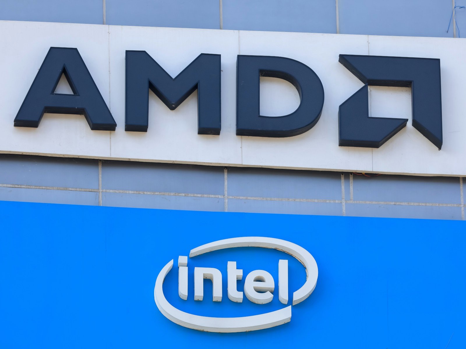 Des puces AMD assemblées par Intel, bientôt une réalité ? ©SNEHIT PHOTO x Shutterstock