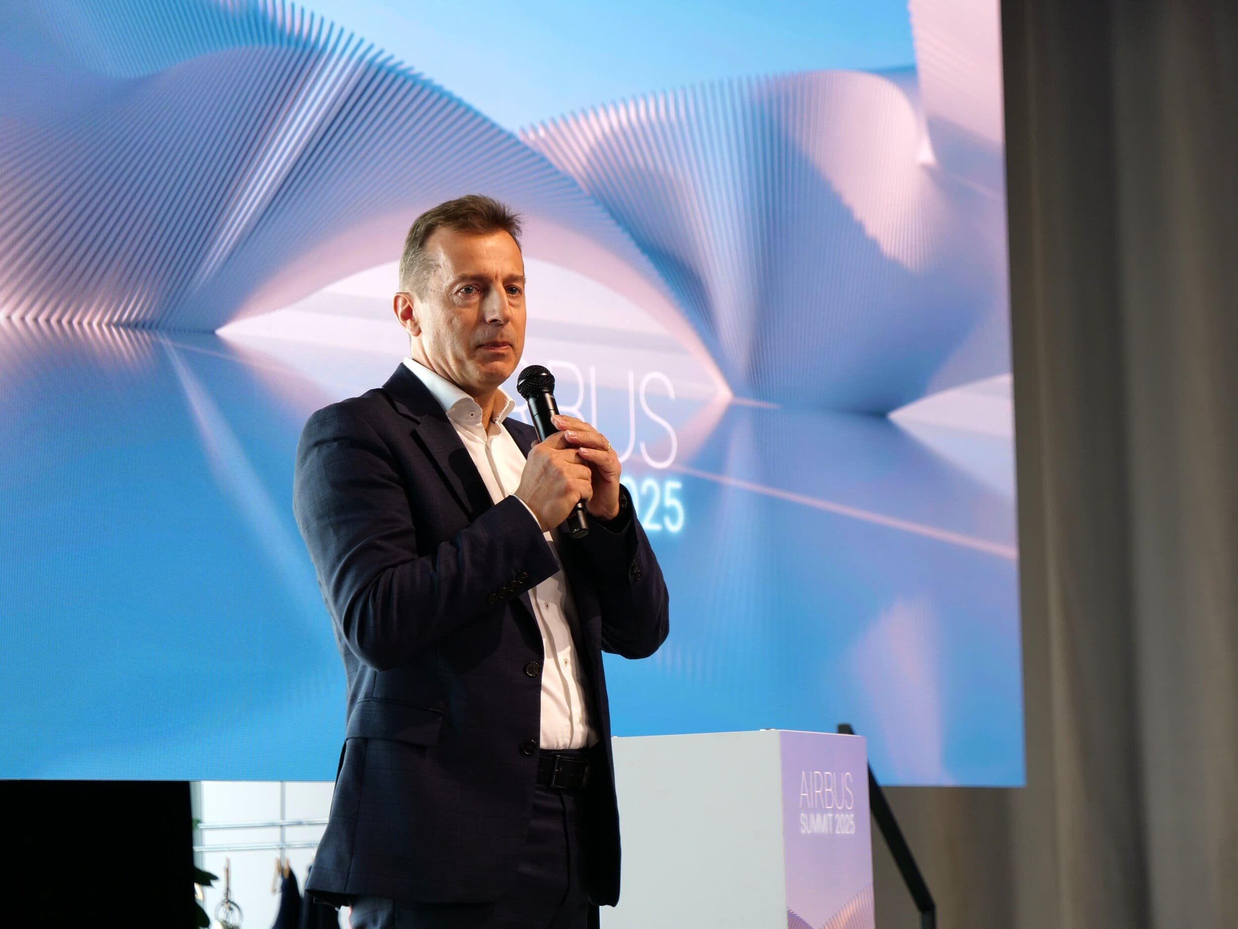 Guillaume Faury, ici lors de la conférence d'ouverture de l'Airbus Summit 2025 © Alexandre Boero / Clubic