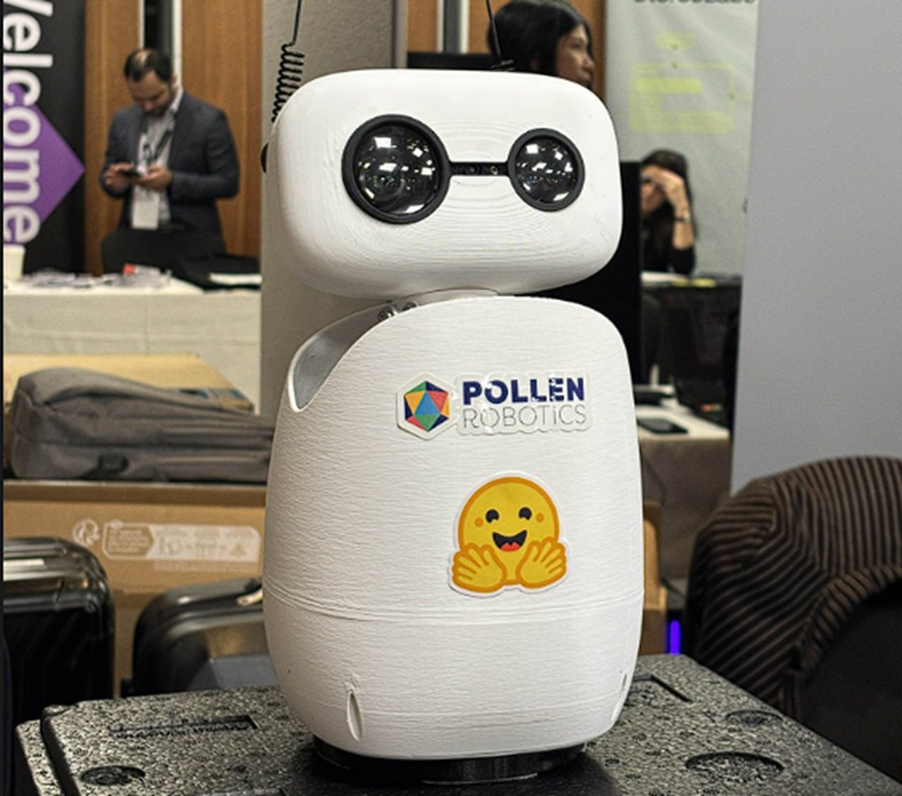 Reachy Mini se pose sur un bureau, et est 10 fois moins cher que son grand frère bipède Hope JH de Hugging Face - ©Mélina Loupia / Clubic