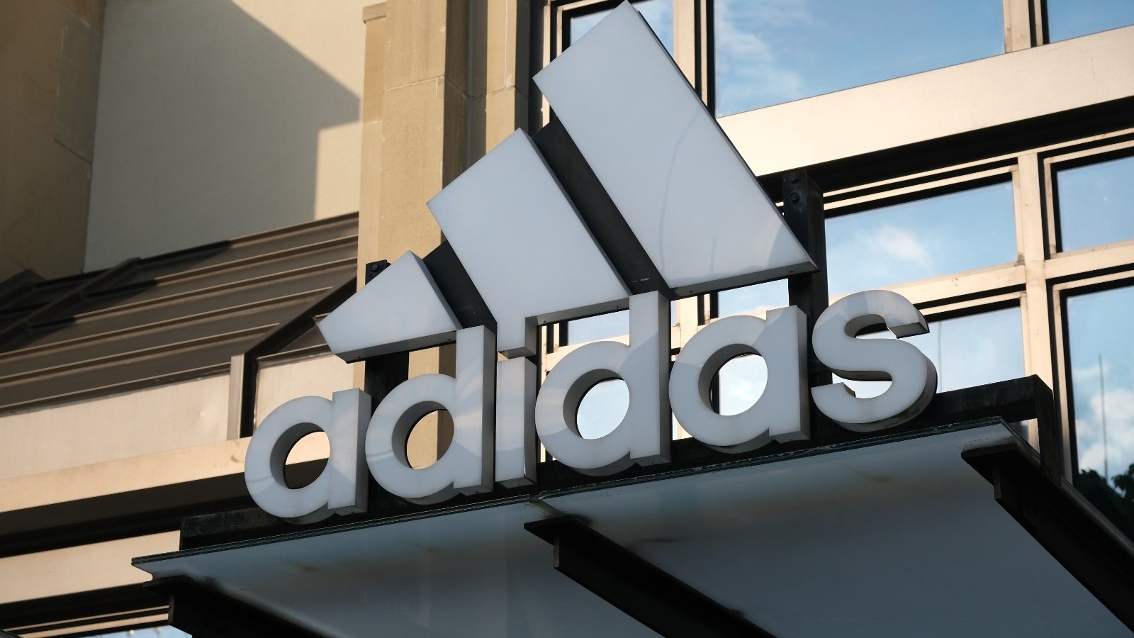 Les pirates ont utilisé, sans son accord, le nom et la photo de Paulina Manzo, une professionnelle des ressources humaines, dans un e-mail qui imitait un recruteur d'Adidas - ©Robert Way / Shutterstock