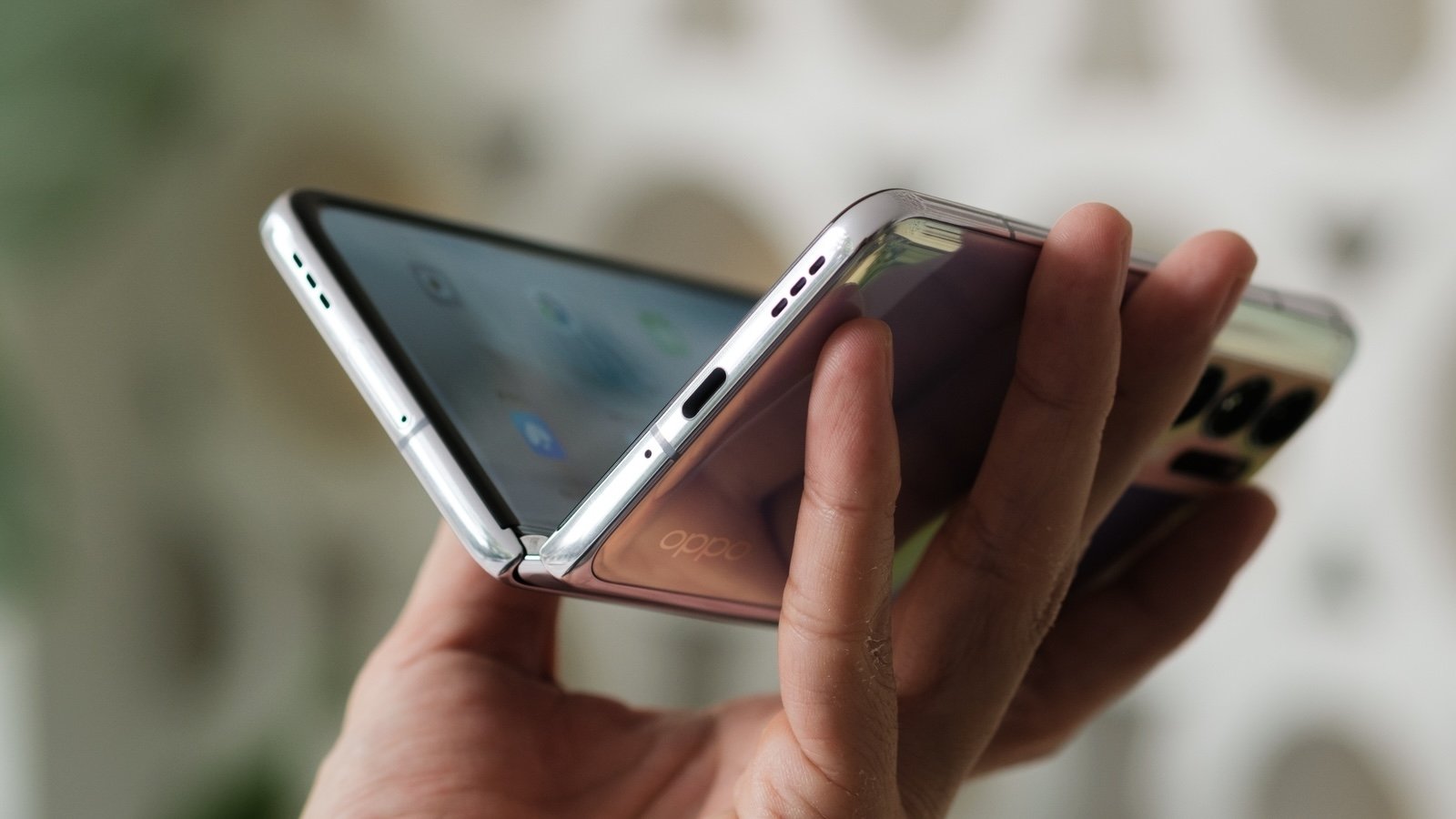 Le nouvel Oppo Find N pourrait opter pour une énorme batterie. ©Chikena / Shutterstock