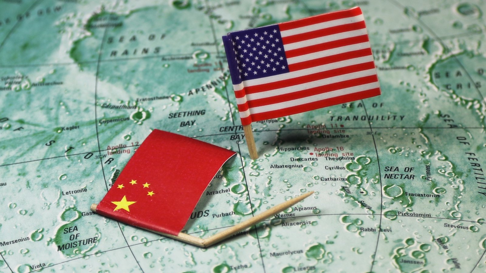 Les États-Unis et la Chine sont engagés dans une course effrénée à la Lune. ©Michael John Manning / Shutterstock