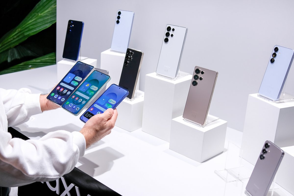 Des Samsung Galaxy S25 en magasin. ©Framesira / Shutterstock