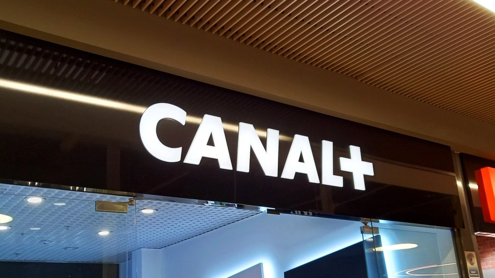 Canal+ est entré à la Bourse de Johannesburg le 3 juin 2026, devenant la première société française cotée à la JSE via une cotation secondaire - ©Magda Wygralak / Shutterstock