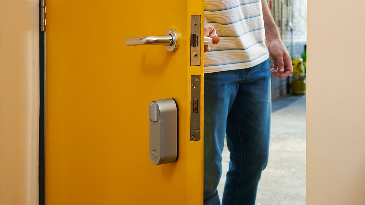 Pensée pour l’usage au quotidien, cette serrure se verrouille seule à l’approche grâce à la géolocalisation, pour un accès fluide sans clé. ©Yale