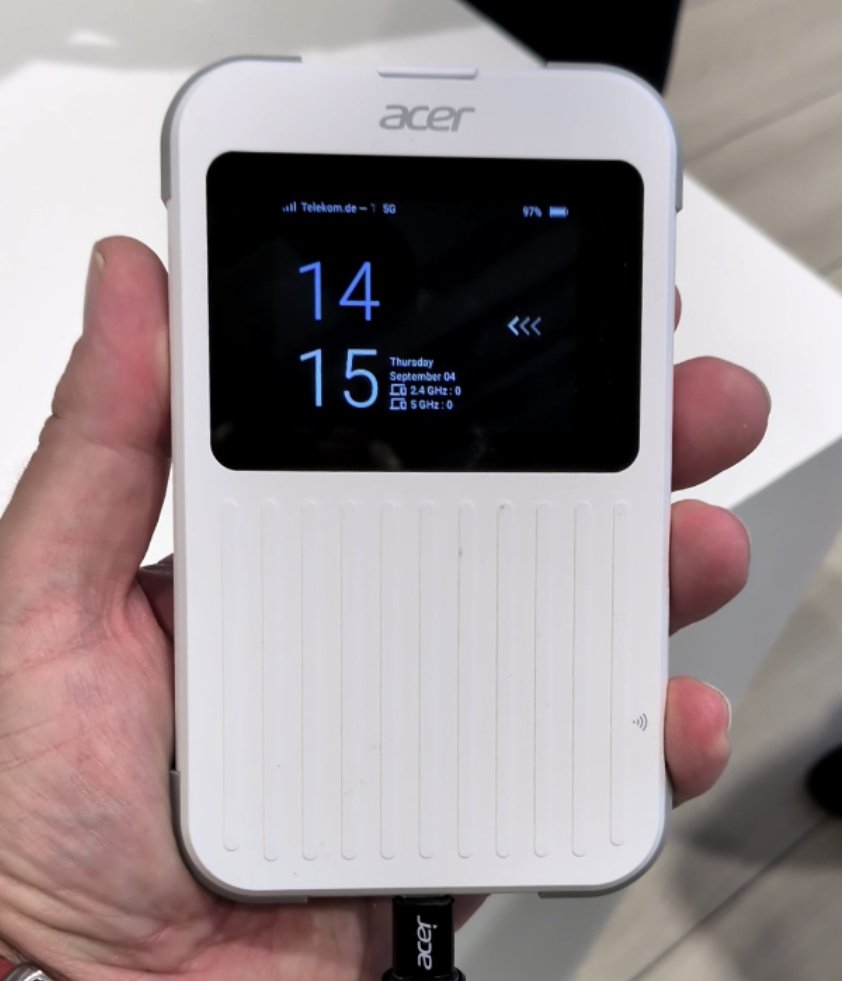 Sous cet angle, ce routeur 5G ressemble plus à un vieux baladeur MP3 ou à un disque dur renforcé. ©Nicolas Guyot pour Clubic