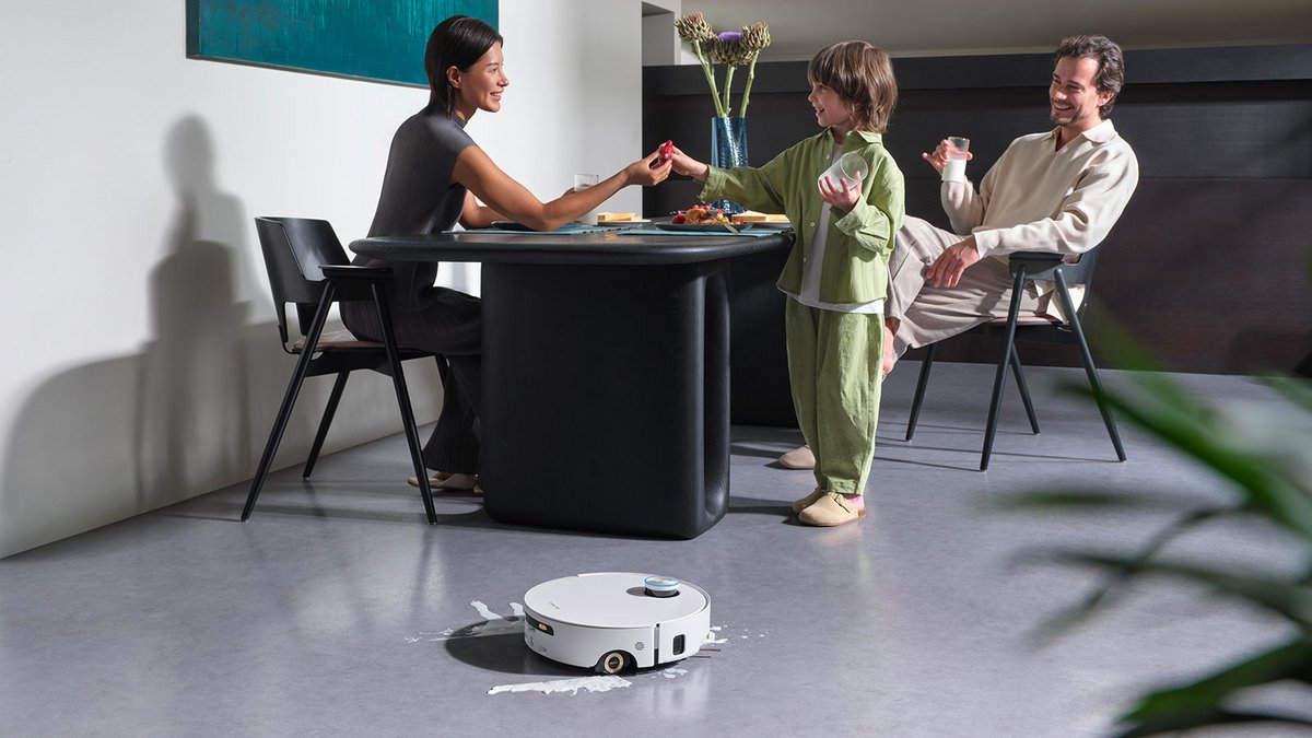 Le Dreame Aqua10 Ultra lave en continu avec son rouleau auto-protégé, même sur tapis, pour un sol propre sans le moindre effort. ©Dreame