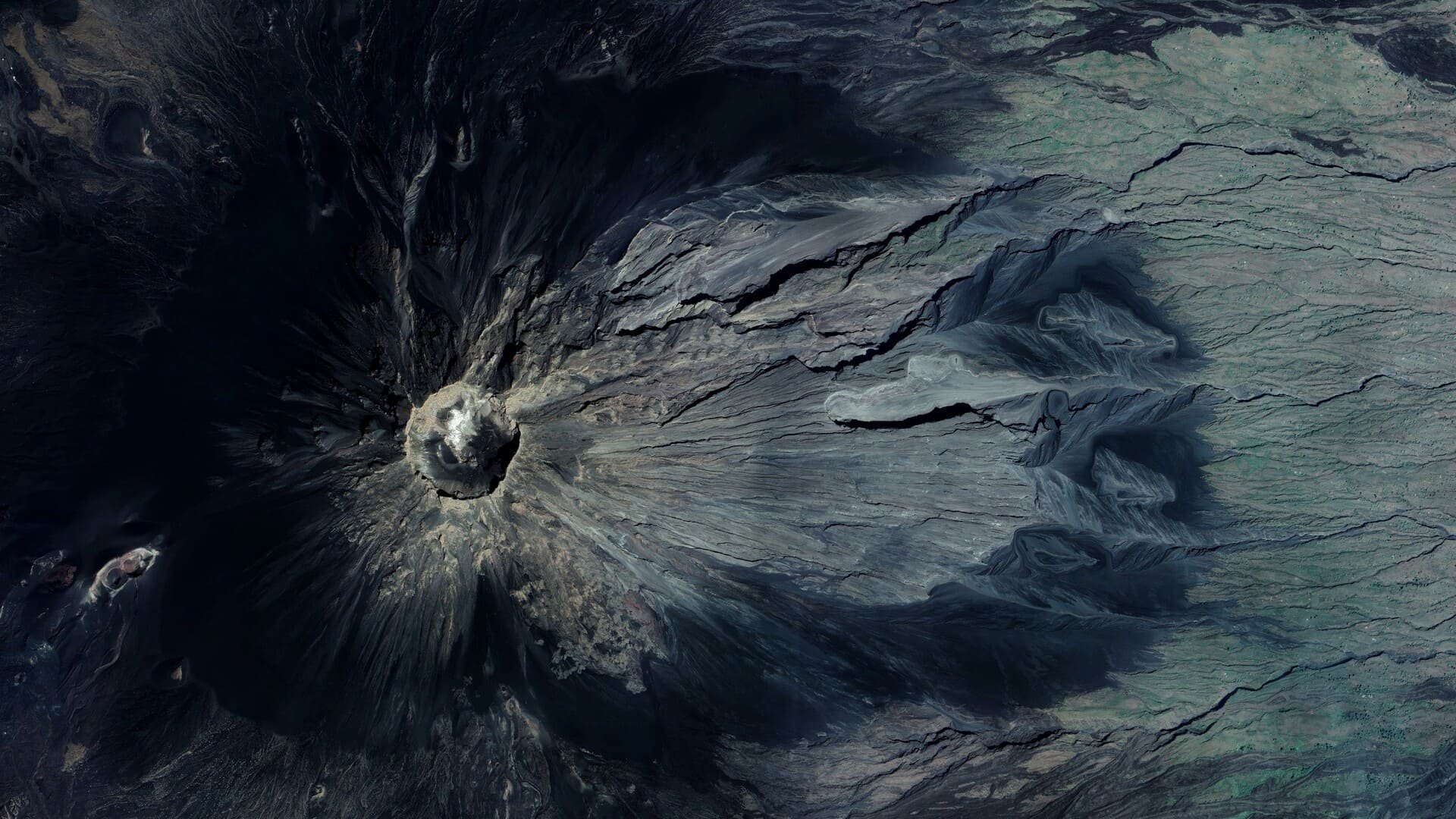 Le volcan Pico do Fogo, dans l'archipel du Cap-Vert, vu de l'espace. © Aerial Viewer / Shutterstock