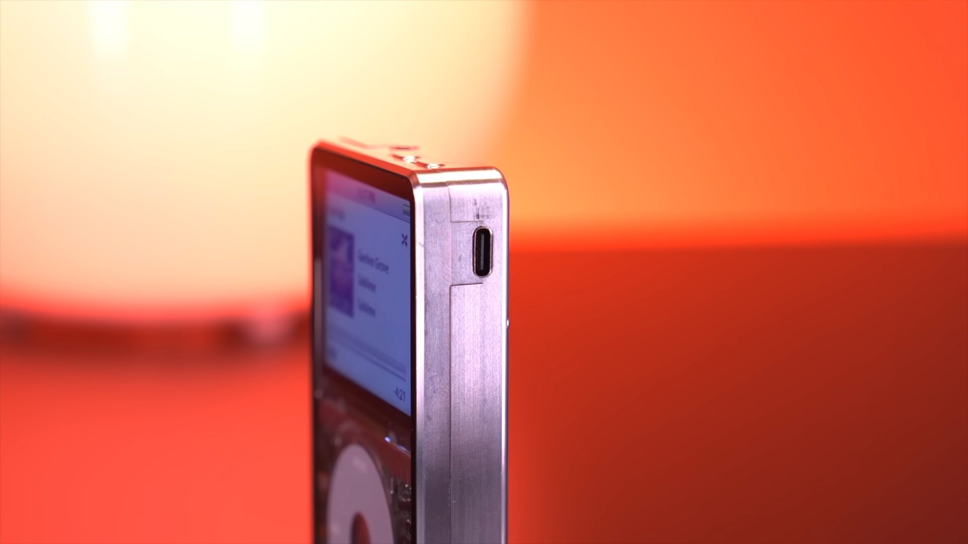 Le vieux baladeur d’Apple relève la tête, s’offre un costume en aluminium et verre, un port USB‑C pour la charge, du Bluetooth et même la recharge sans fil, parce qu’à vingt ans passés, il a bien gagné le droit d’être coquet. © Macho Nacho Productions/YouTube