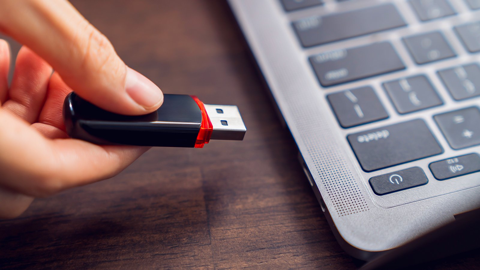 Facile à transporter, les clés USB sont un bon moyen de sauvegarder vos données ©Shutterstock
