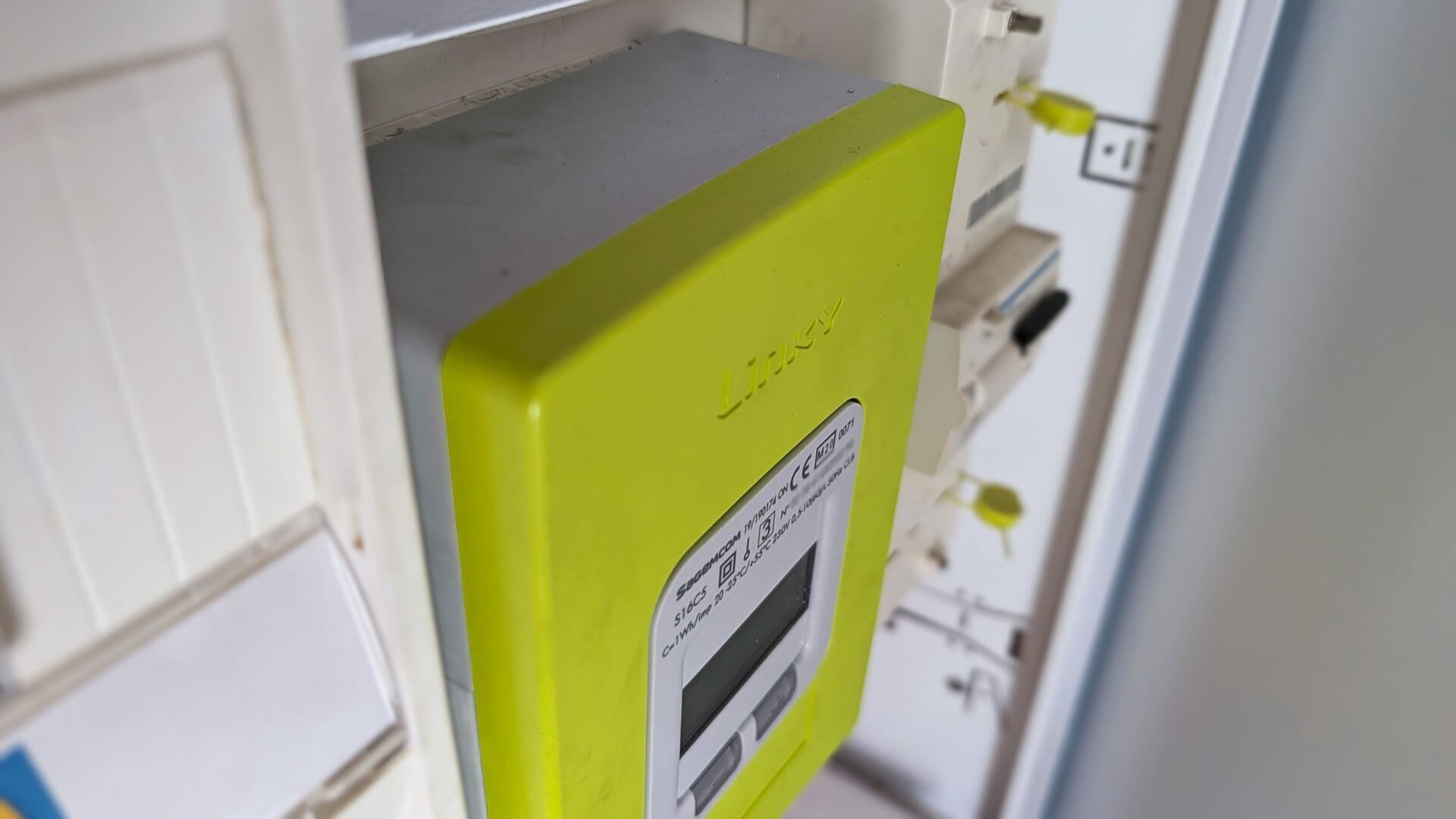 Le compteur Linky, ici un modèle Sagemcom de type S16C5, au cœur du litige qui a opposé un restaurant parisien à EDF devant la justice. © Alexandre Boero / Clubic