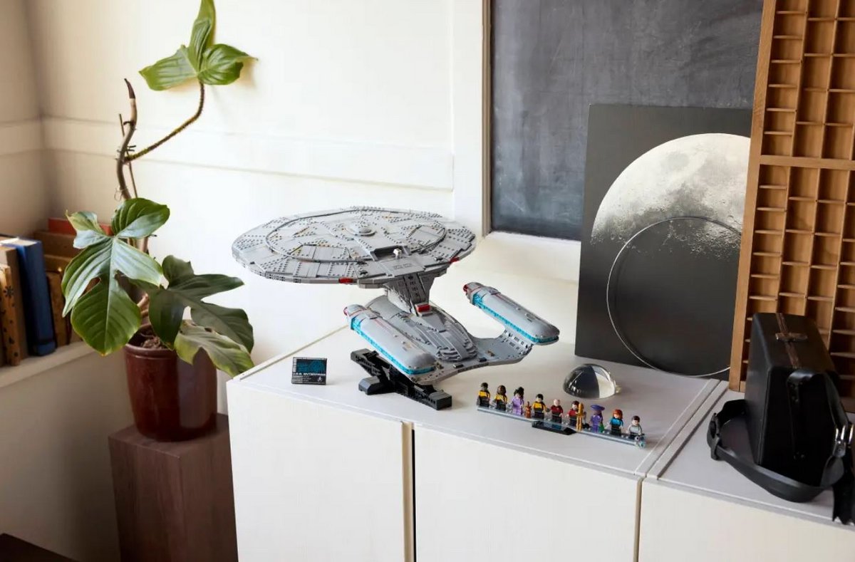 Outre le célèbre vaisseau, neuf personnages sont également de la partie. ©Lego