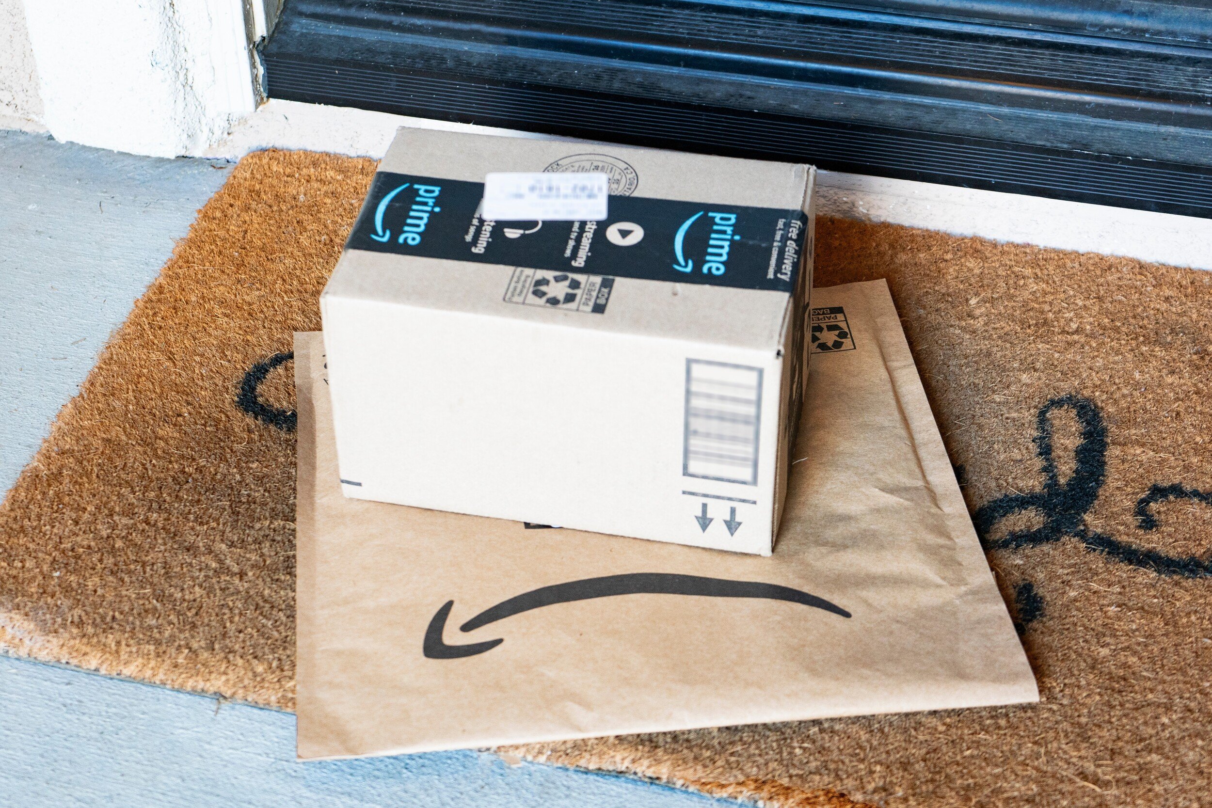 Des colis Amazon posés sur un paillasson © Rix Pix Photography / Shutterstock.com